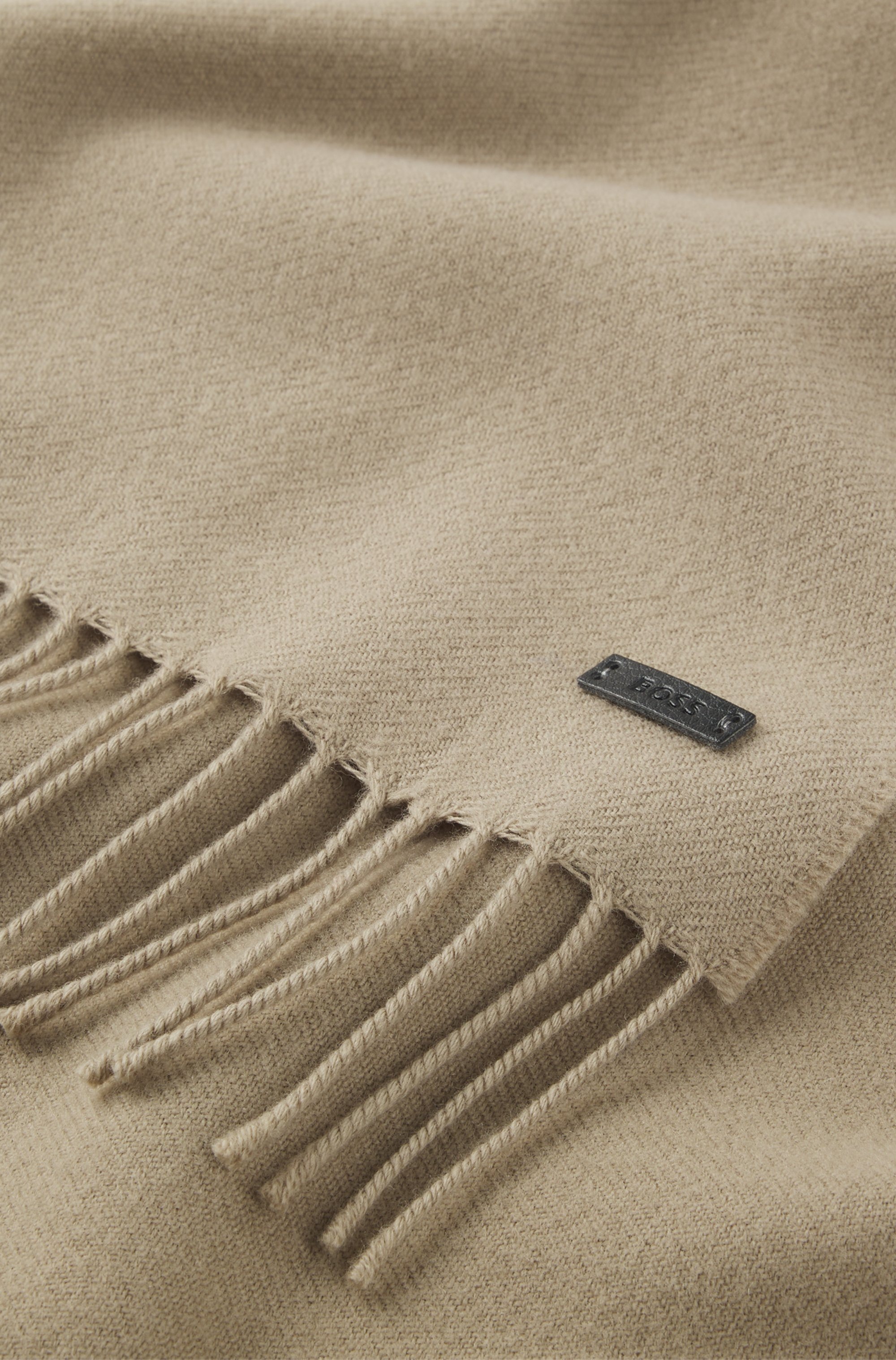 BOSS Écharpe en laine »Naster 35*180« avec franges torsadées, en laine, étiquette cuir, qualité premium