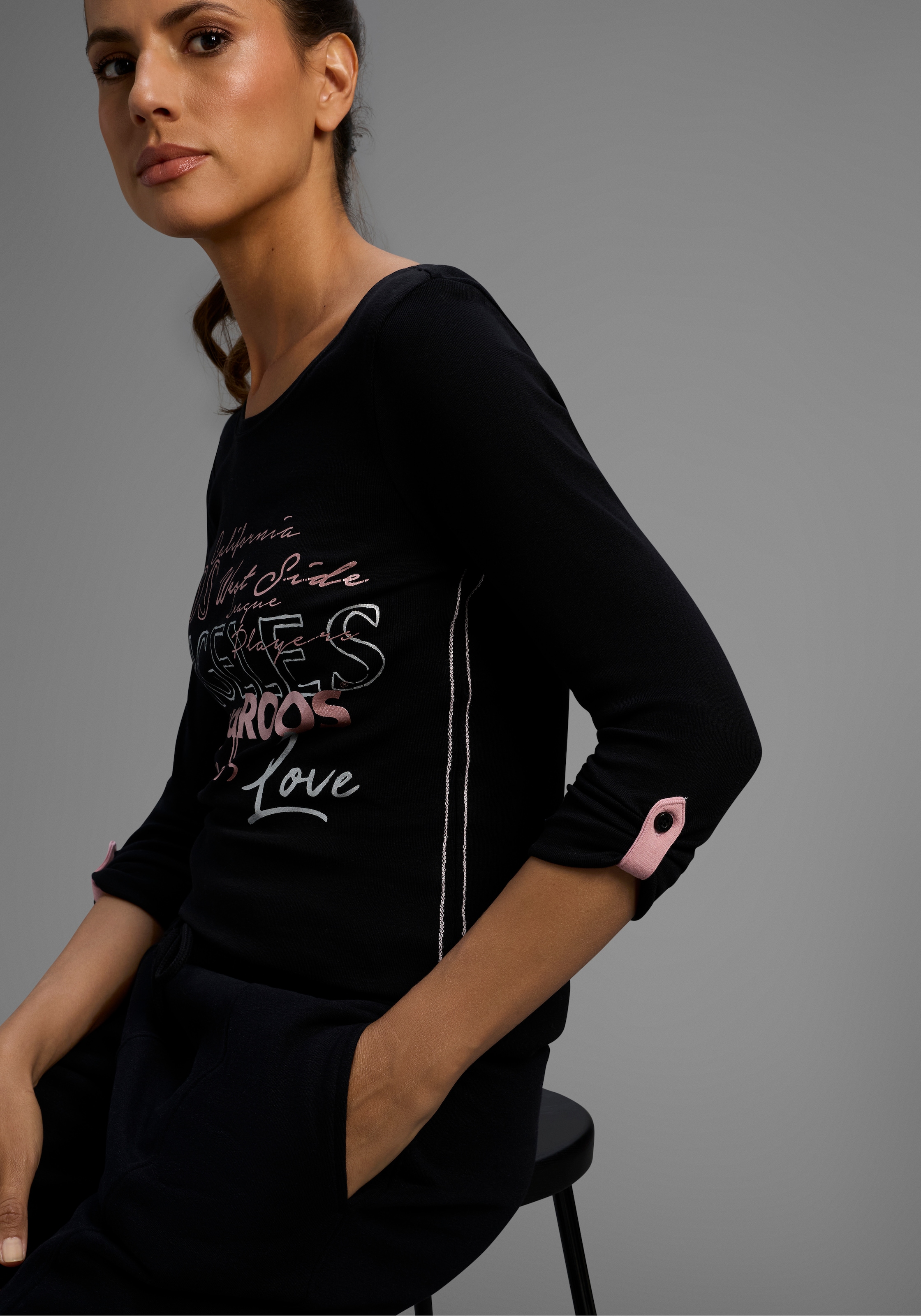 KangaROOS Langarmshirt sehr figurbetonte Passform,  aus dehnbarer Rippware