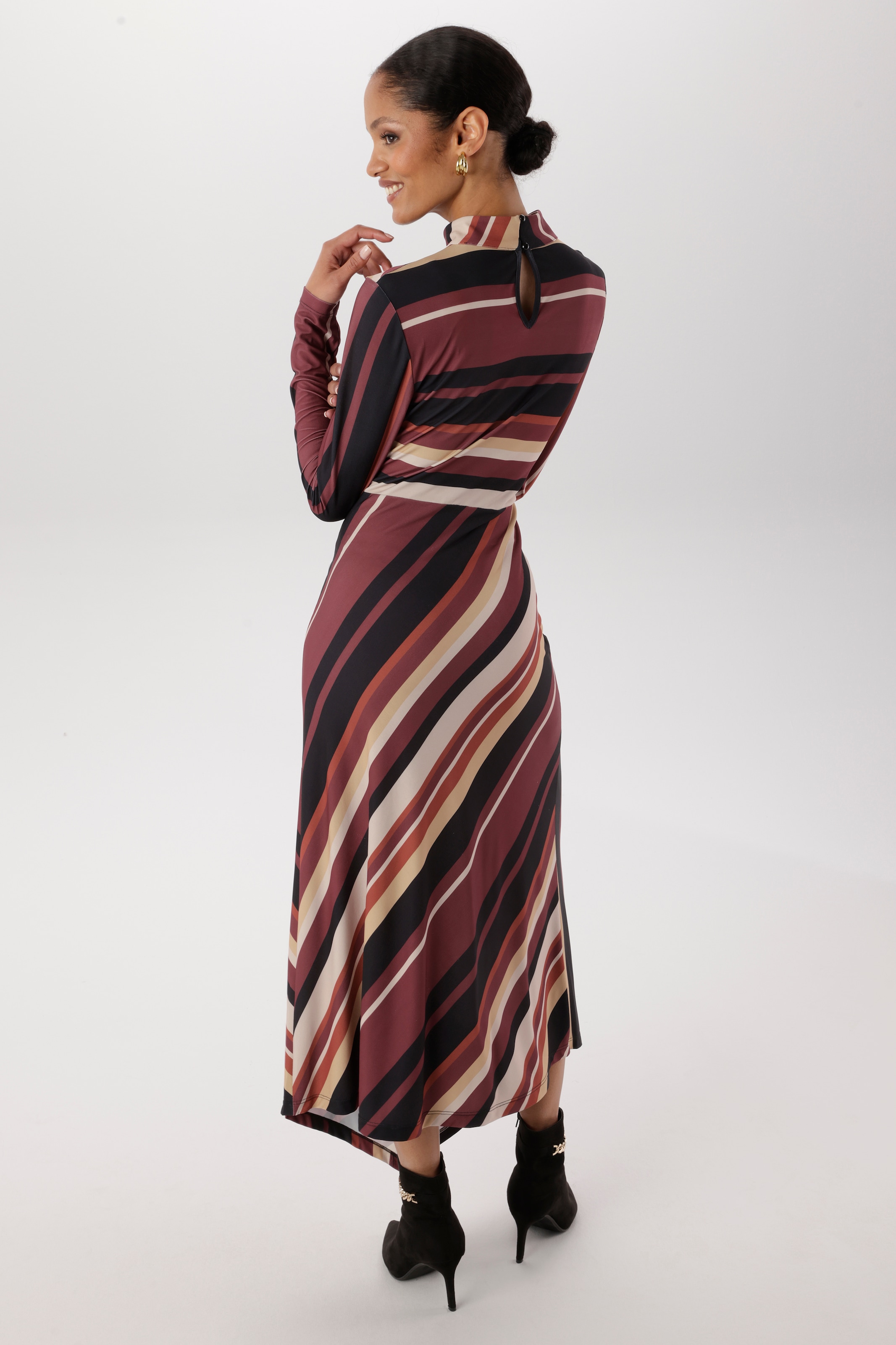 Aniston SELECTED Robe midi Fermeture au dos avec deux boutons au col - NOUVELLE COLLECTION