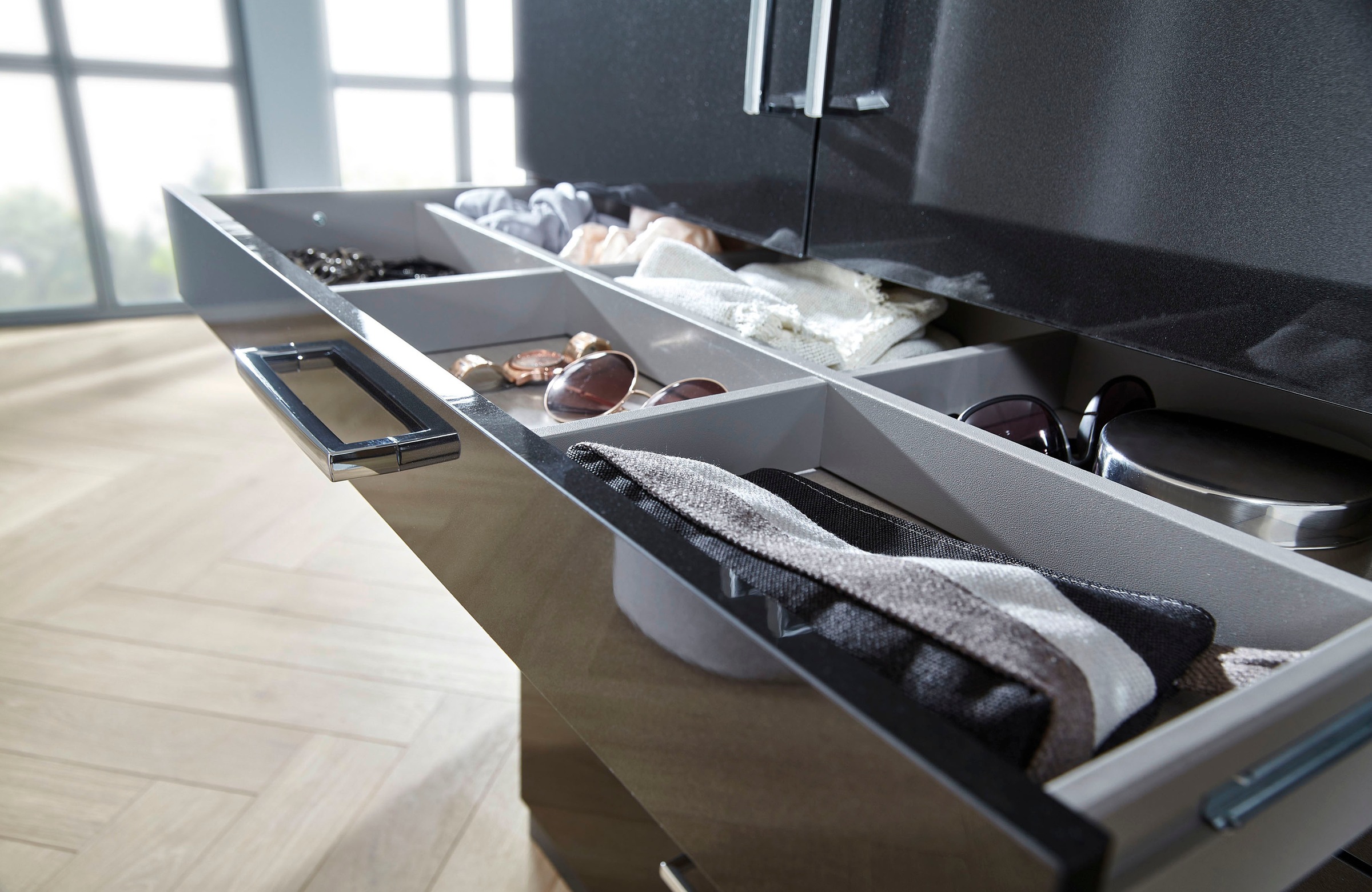 rauch Armoire à portes battantes »Kleiderschrank Schrank Garderobe Garderobenschrank  HOMBURG« avec beaucoup de rangement, tiroir supérieur compartimenté MADE IN GERMANY