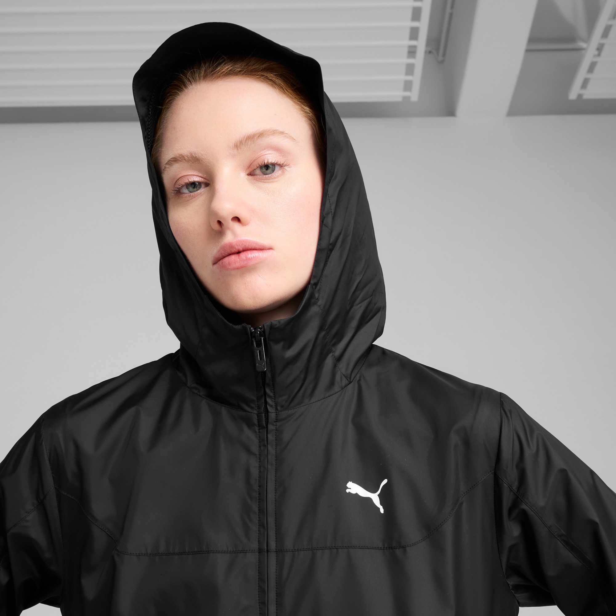 PUMA Coupe-vent »ESS REGULAR WINDBREAKER« avec capuche avec logo en impression caoutchouc, avec capuche, avec poignets et ourlet élastiques