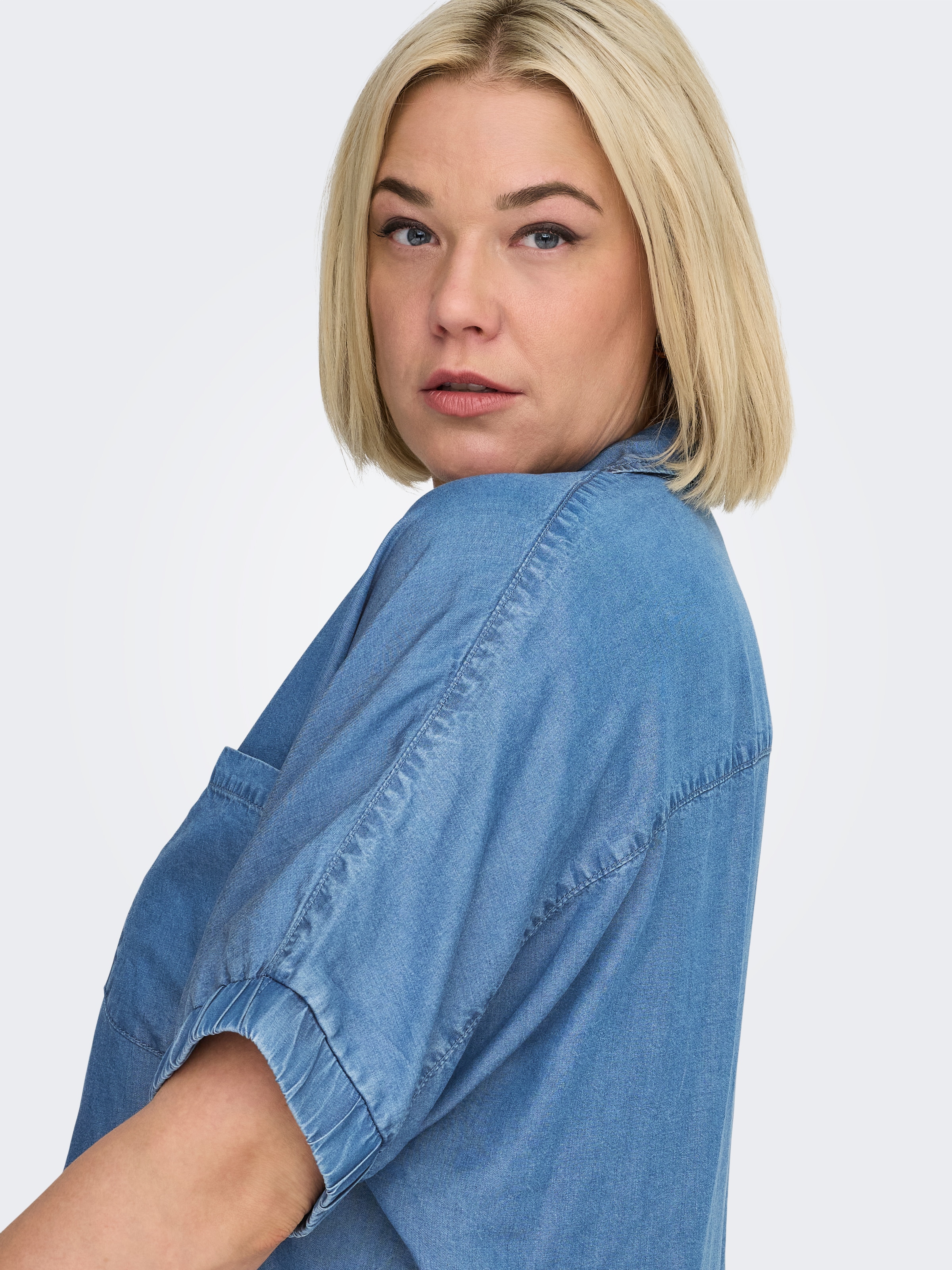 ONLY CARMAKOMA Blouse en jean »CARCHARIS LIFE CAP SLEEVE SHIRT PNT« aspect denim, coupe ample, poignets élastiques
