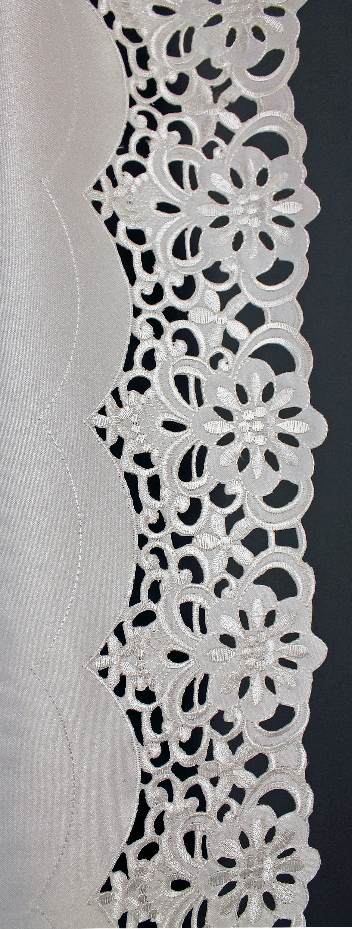 HOSSNER - ART OF HOME DECO Gardine »Riessersee« Stangendurchzug 1 Stk. tlg. mit Ausbrenner-Stickerei