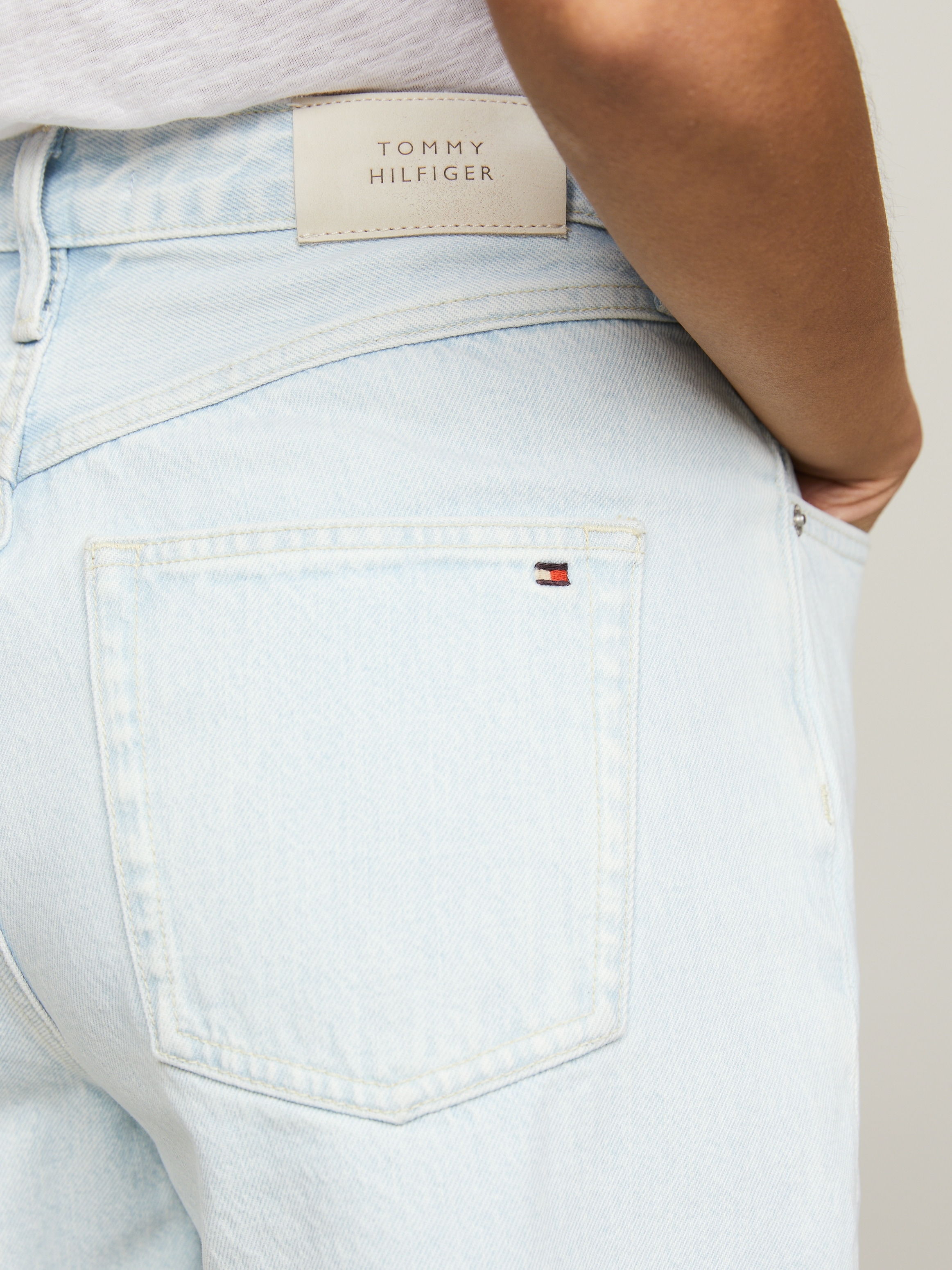 Tommy Hilfiger Short »DNM STRAIGHT SHORT HW LOLA«  mit Markenlabel