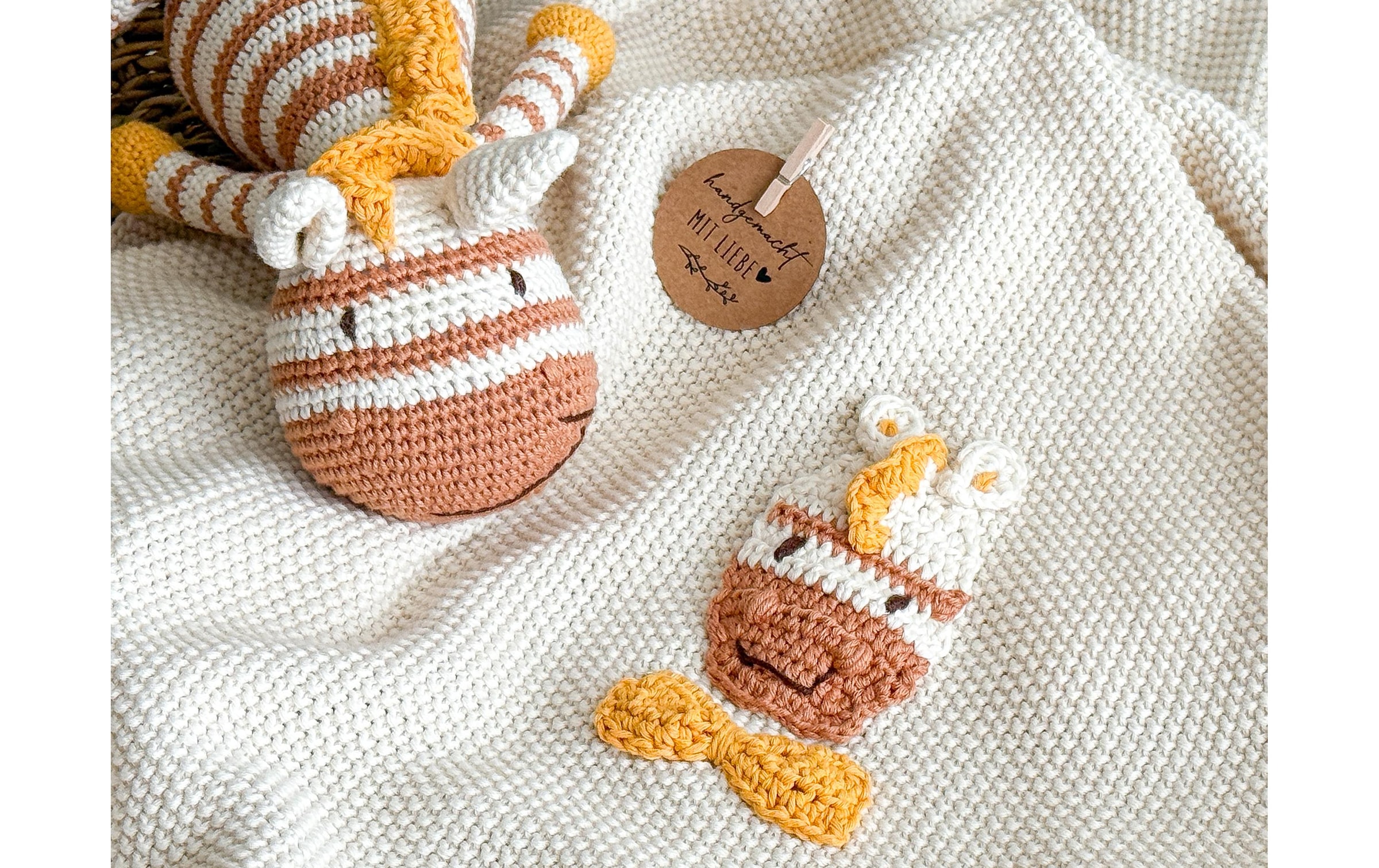   Set cadeau pour nouveau-né »Welcomebabybox Enno – Decke & Zebra« 2 cuis Kuschelige 2-teilige Geschenkbox für Babys