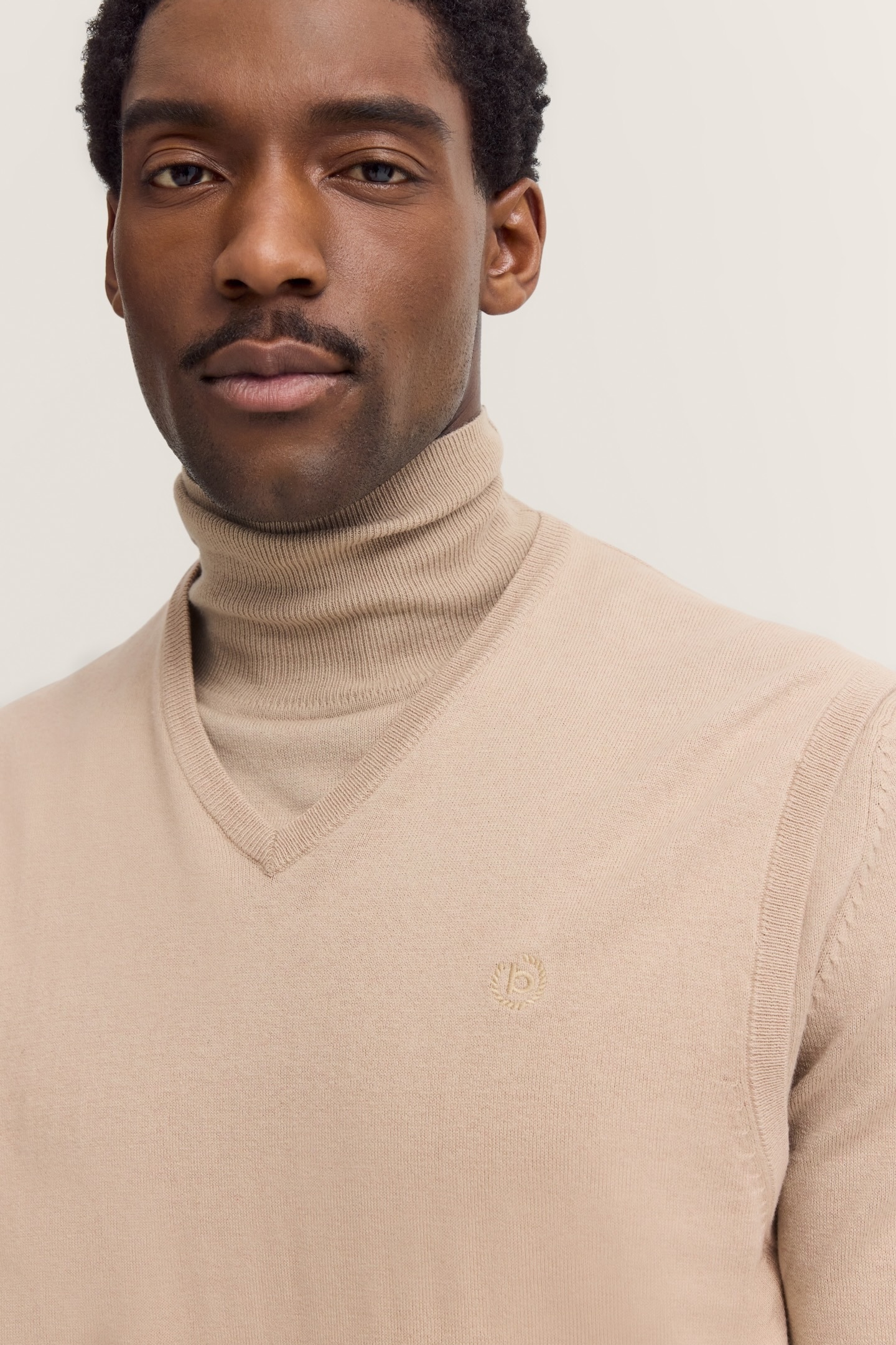 bugatti Pull-over »Regular Fit« mit V-Ausschnitt aus Baumwolle-Kaschmir