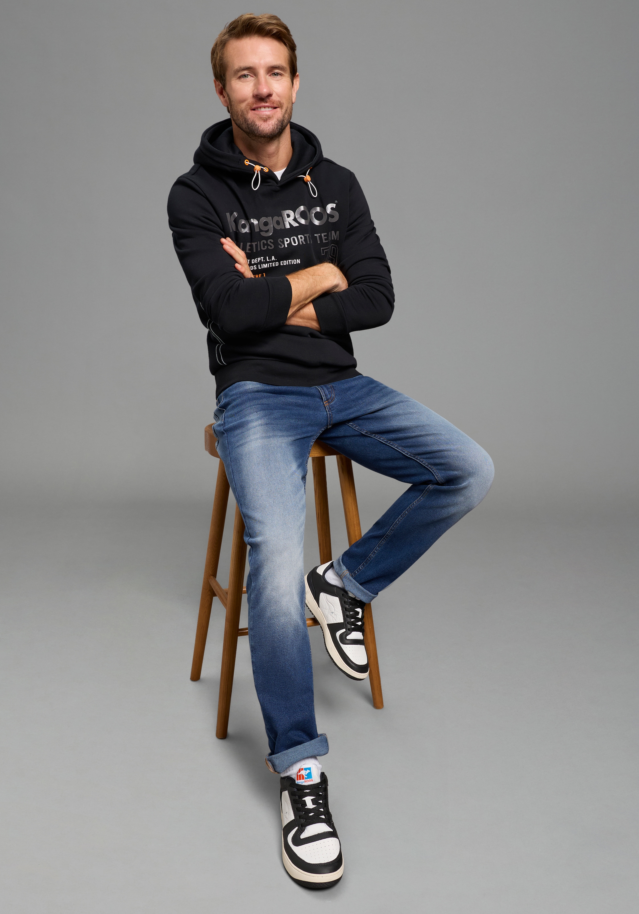 KangaROOS Sweat à capuche , mit regulierbarem Elastikband an der Kapuze, schmale Passform
