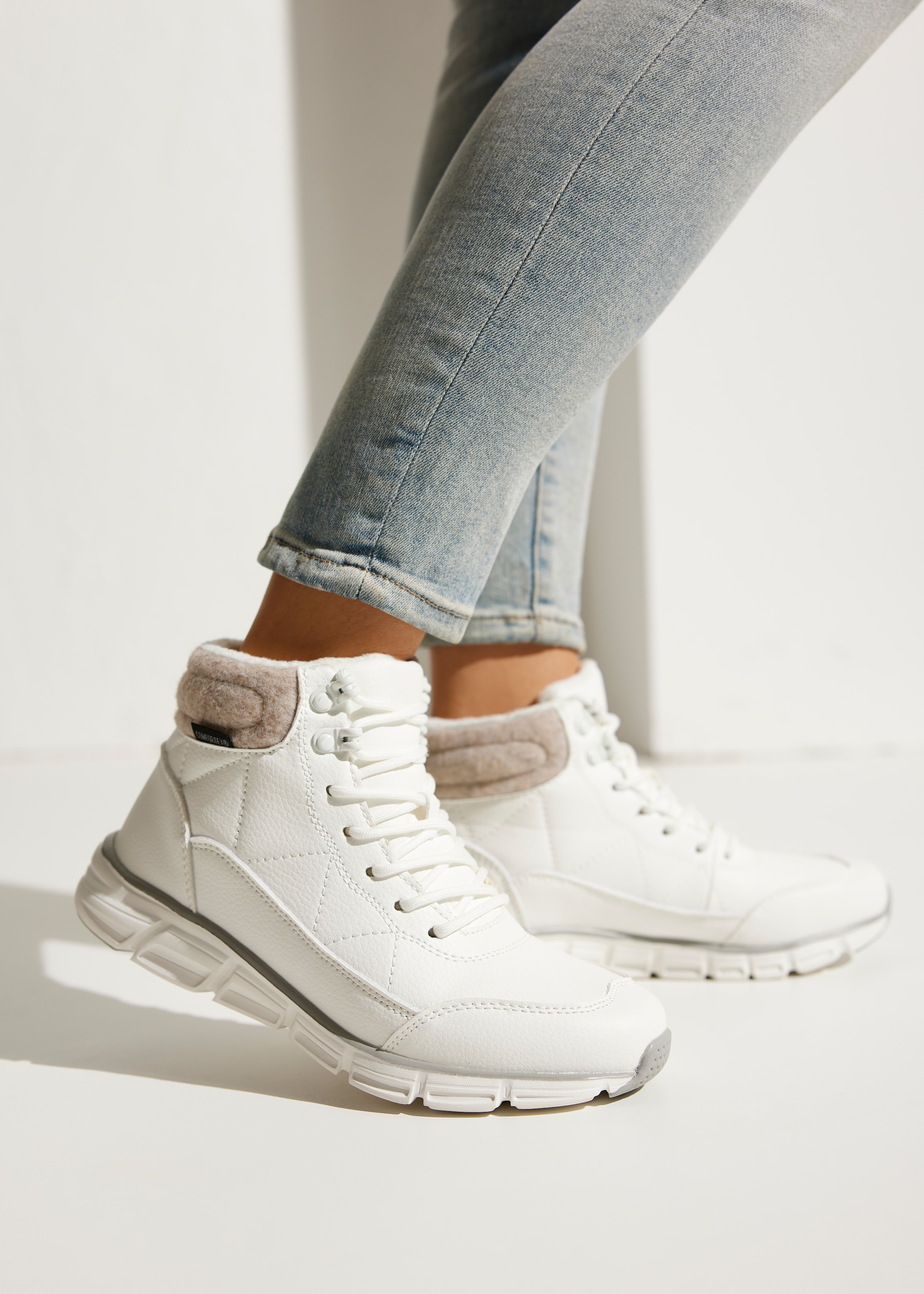 LASCANA Stiefelette »Outdoorstiefelette, Schnürschuh, Boots«  aus wasserabweisendem Material mit Warmfutter