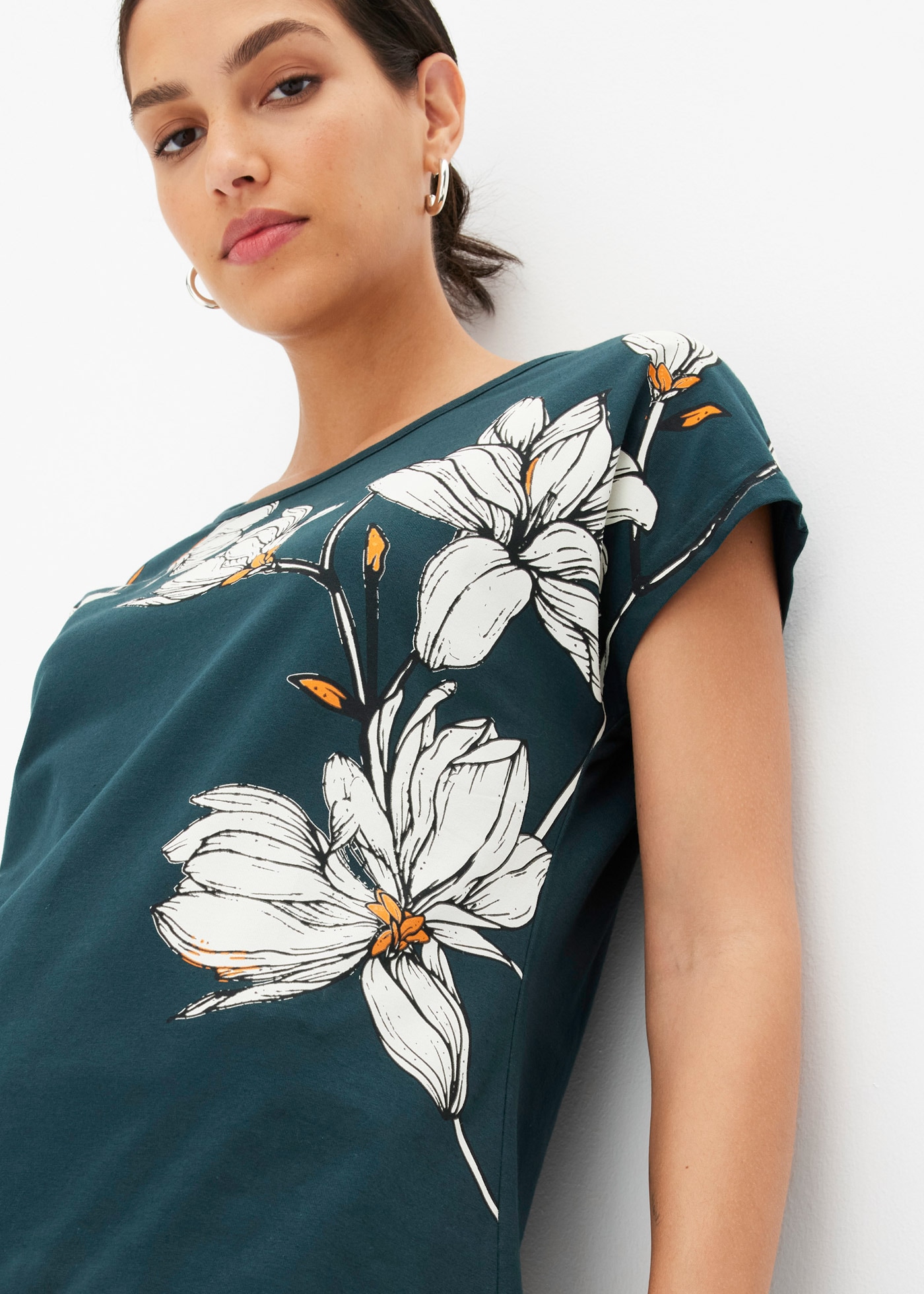 bonprix T-Shirt bequeme Passform, überschnittene Schultern, mit Blütenprint