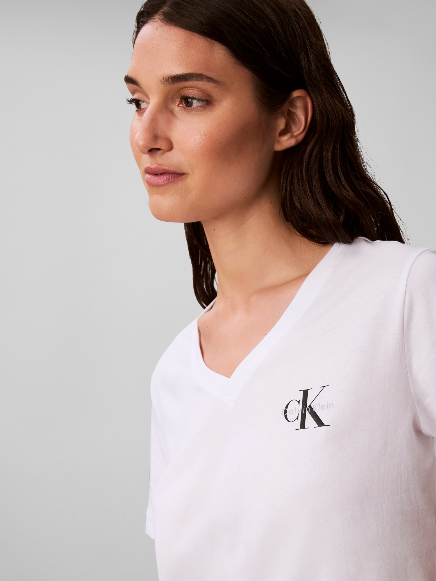 Calvin Klein Jeans T-Shirt »A- Logo VN 2 pack Tee« Packung, 2er-Pack, 2 Stk. Mit V-Ausschnitt