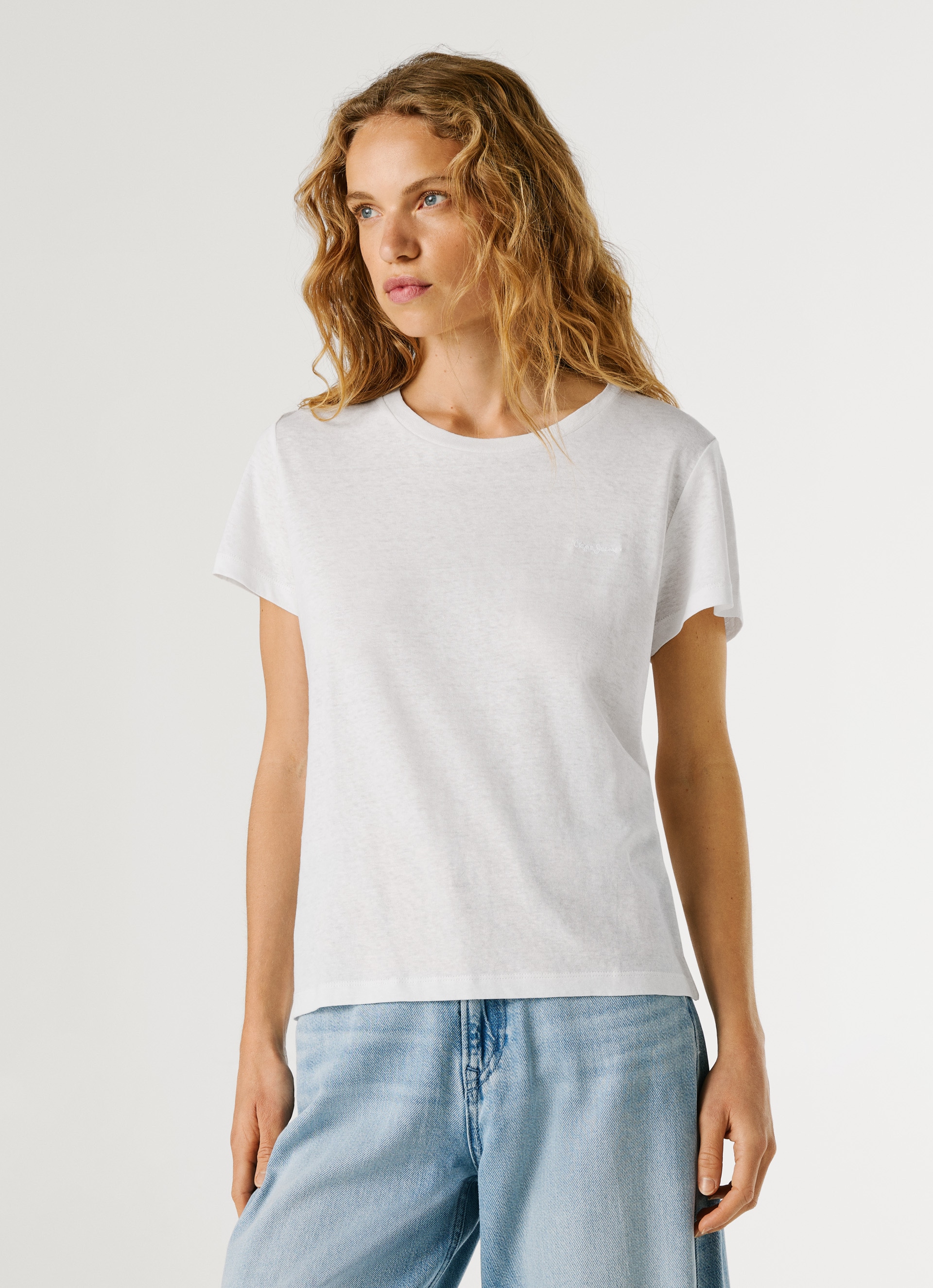Pepe Jeans T-shirt »MEGAN« mit Leinenanteil, Logostickerei auf der Brust