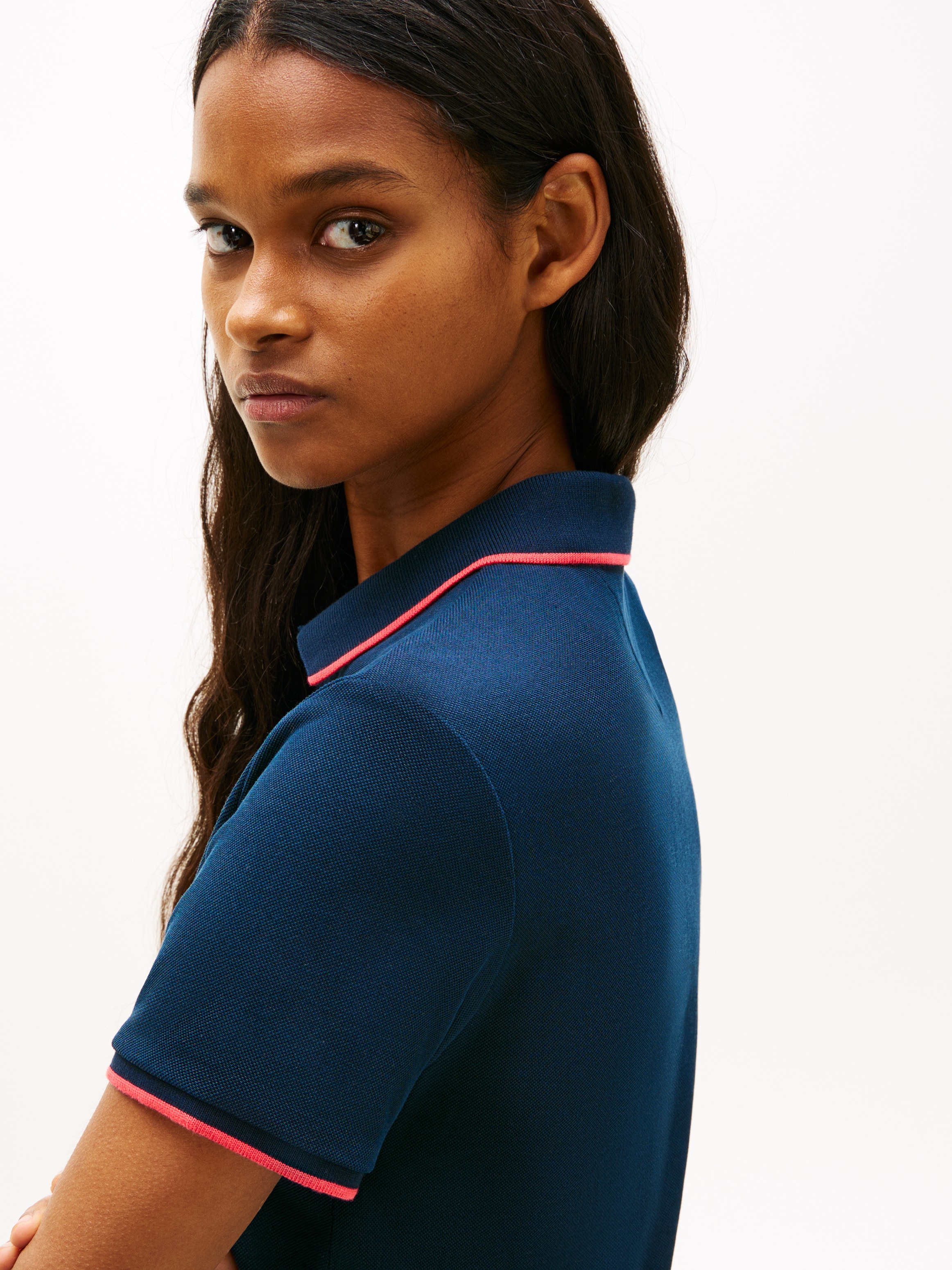 Tommy Jeans Robe polo »TJW BADGE PLEAT PIQUE DRESS EXT« avec détails contrastés, coupe décontractée
