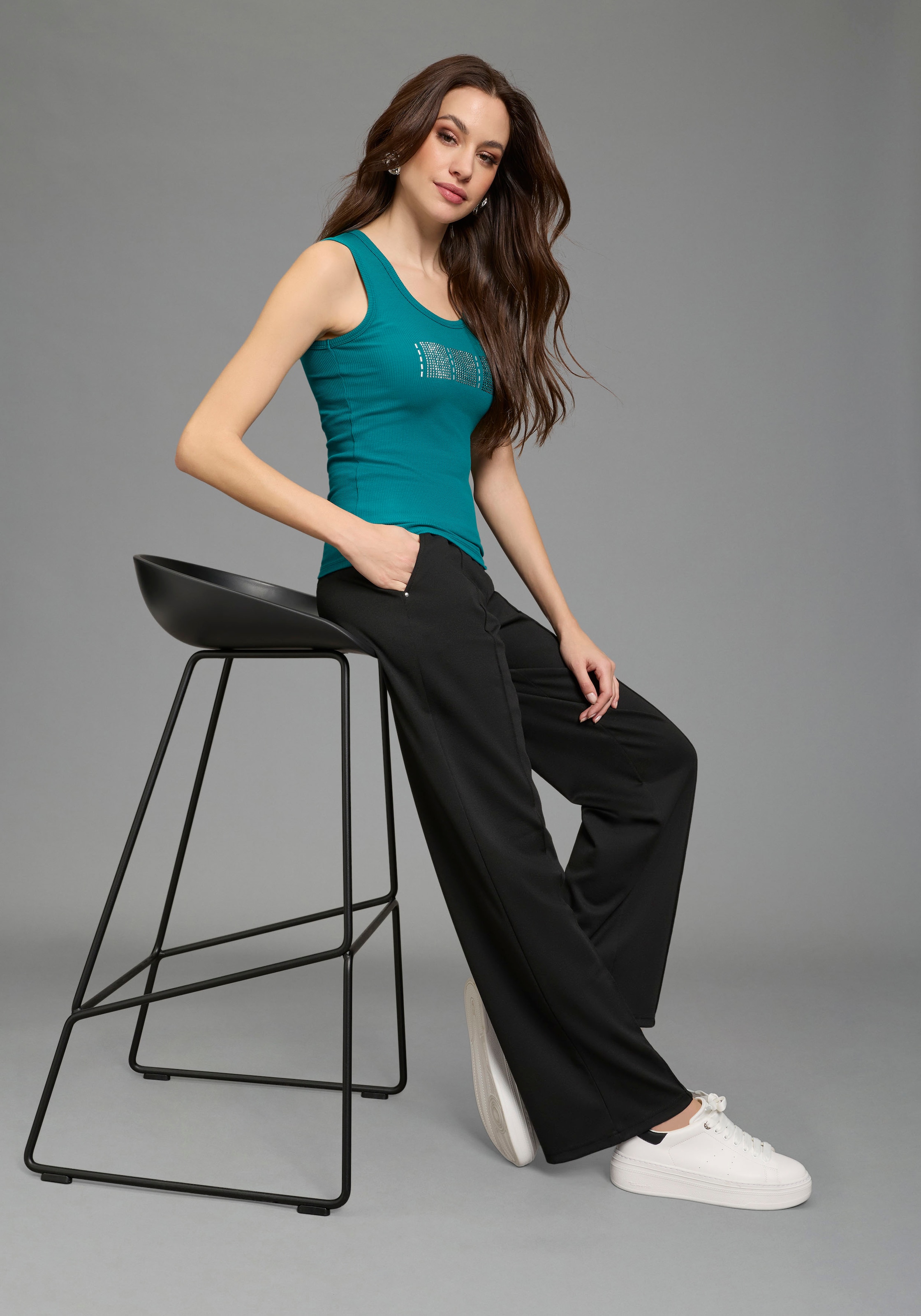 Bruno Banani Jerseyhose  in Anzug-Optik, moderner Wideleg-Shape, geprägtes Logo-Bündchen