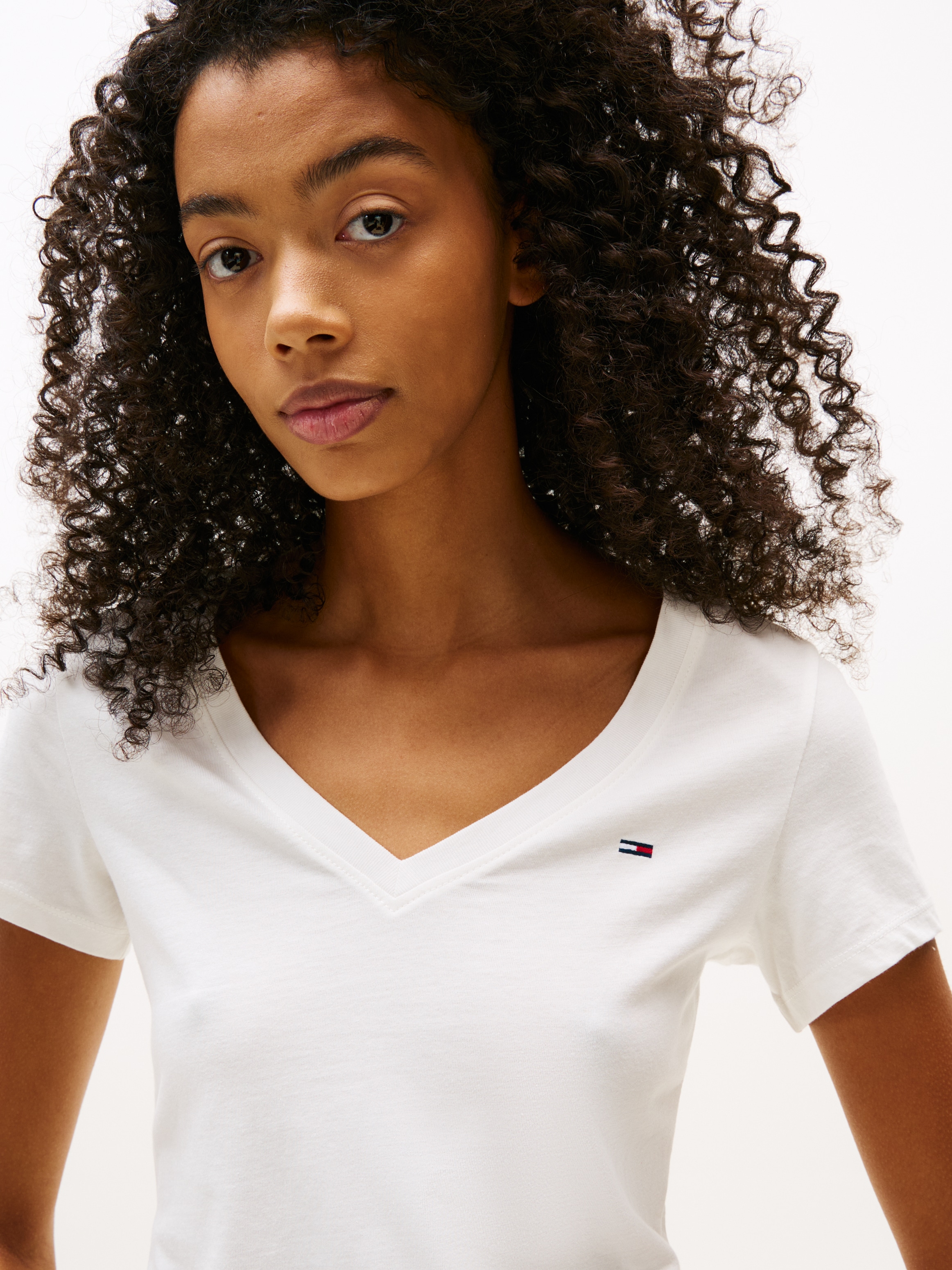 Tommy Jeans T-Shirt »TJW 2PACK V-NECK TEE« Packung, 2-er Pack, 2 Stk. mit Logostickerei