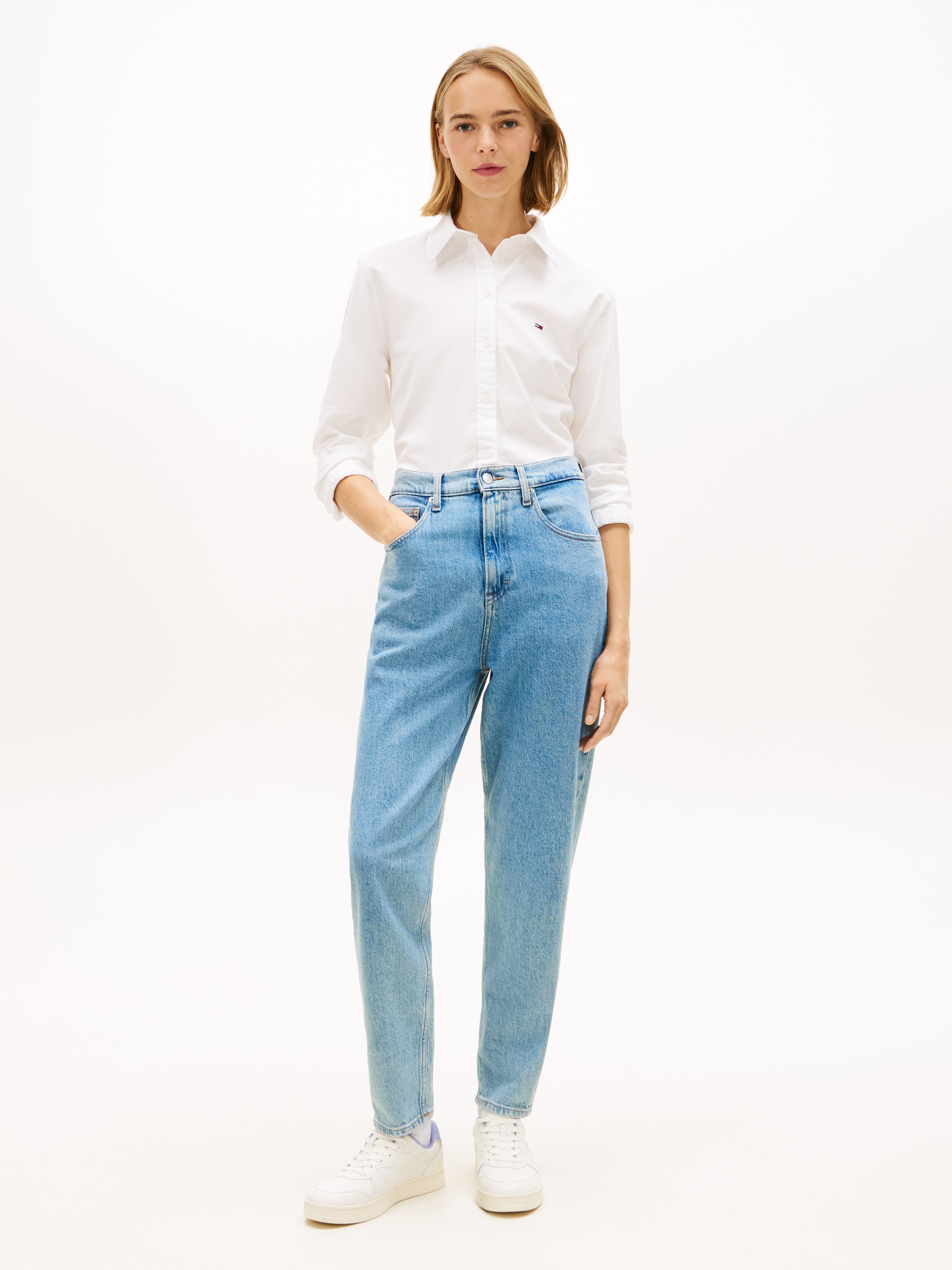 Tommy Jeans Tapered-fit-Jeans »High waist - Mom-Jeans Tapered« Mit Tommy Hilfiger Logo-Flag auf der Gesässtasche