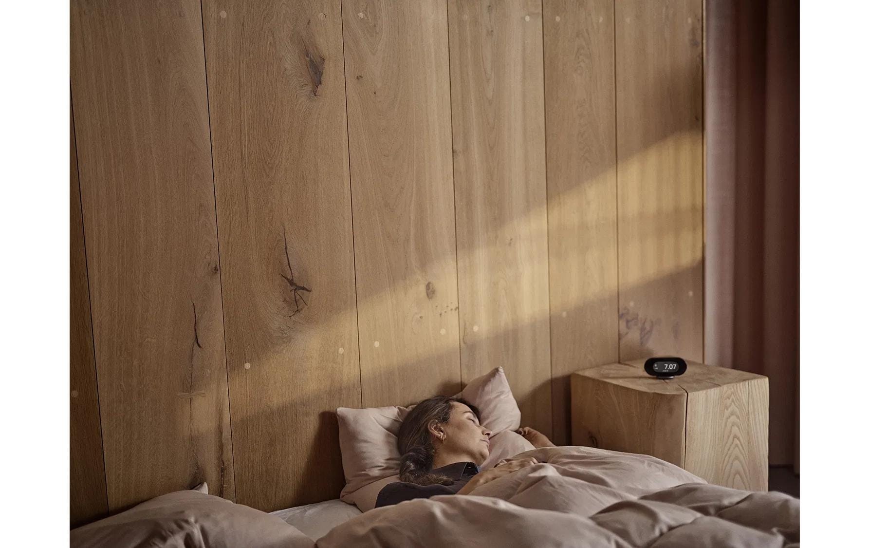 Jacob Jensen Réveil Kompakter digitaler Wecker mit E-Ink-Display