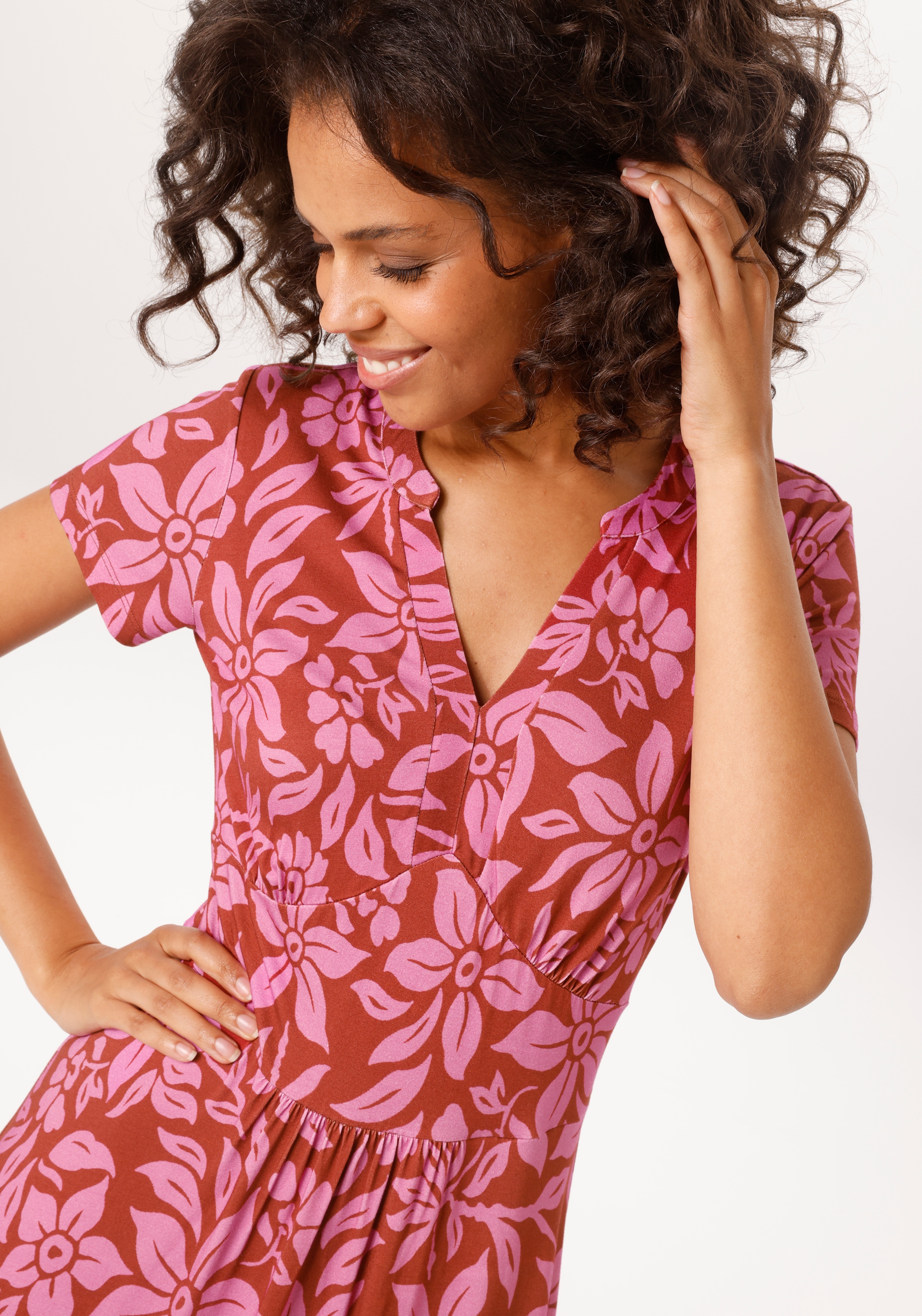 Aniston CASUAL Robe d'été mit trendfarbenem, grafischen Blumendruck - NEUE KOLLEKTION