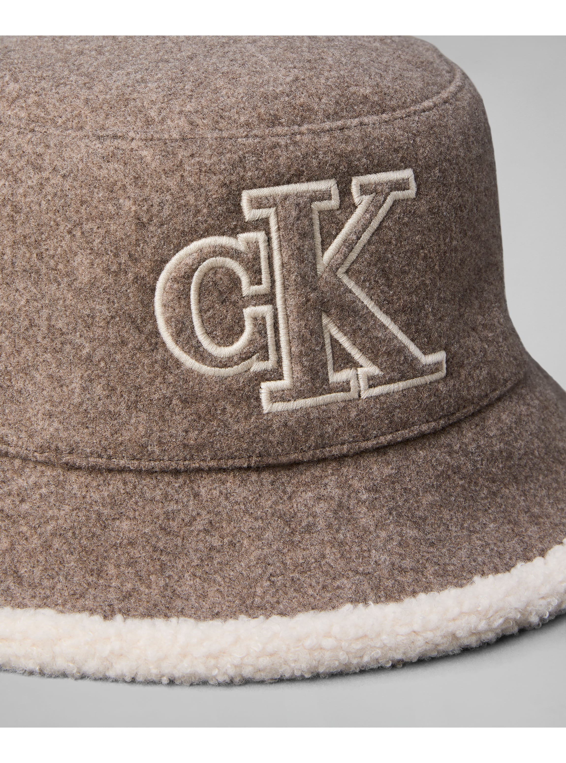 Calvin Klein Chapeau de pêcheur »SHERPA FELT REVERSIBLE BUCKET« Coupe régulière avec étiquette de marque brodée