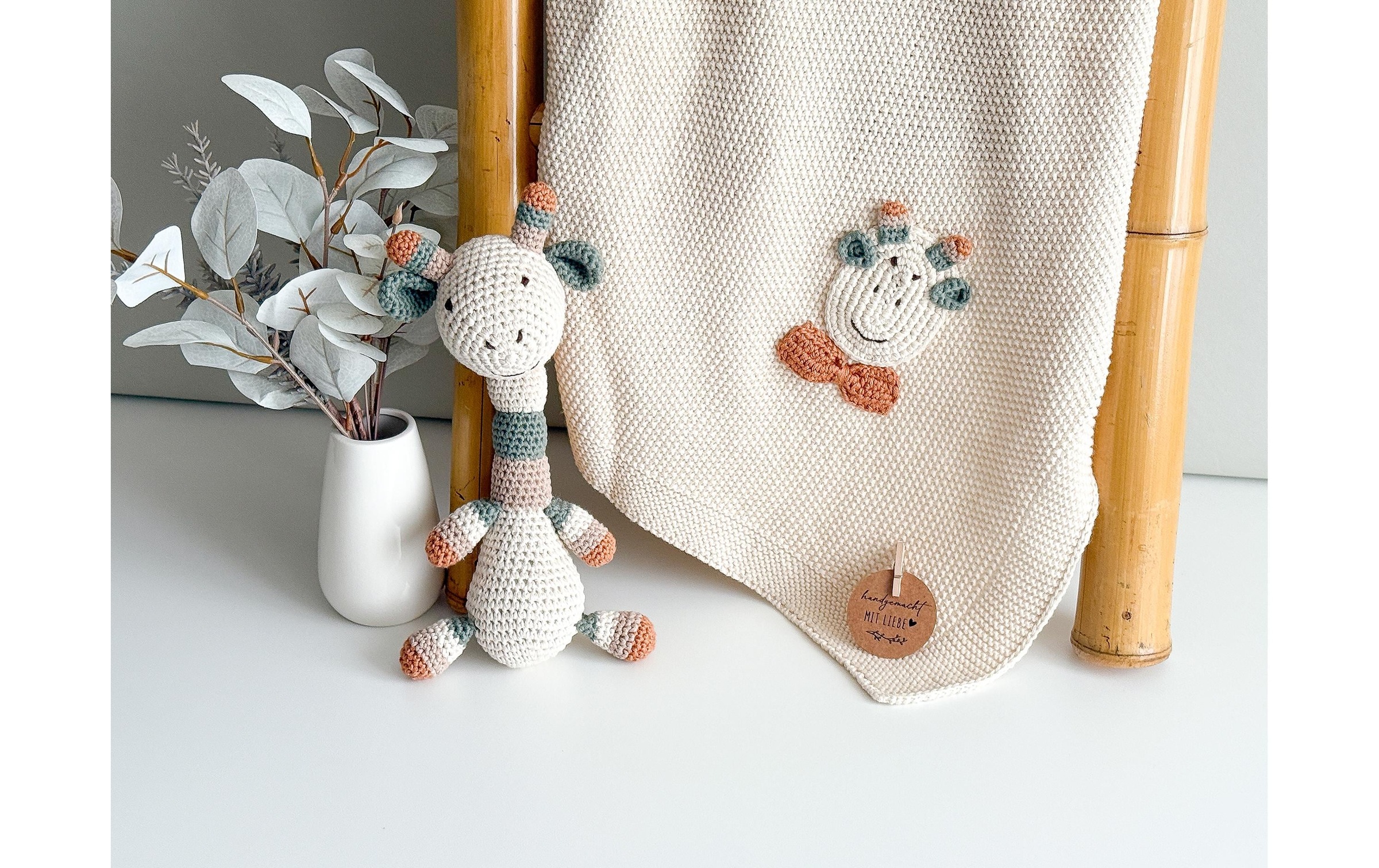  Neugeborenen-Geschenkset »Welcomebabybox Lio – Decke & Giraffe« 2 Stk. Kuschelige 2-teilige Geschenkbox für Babys