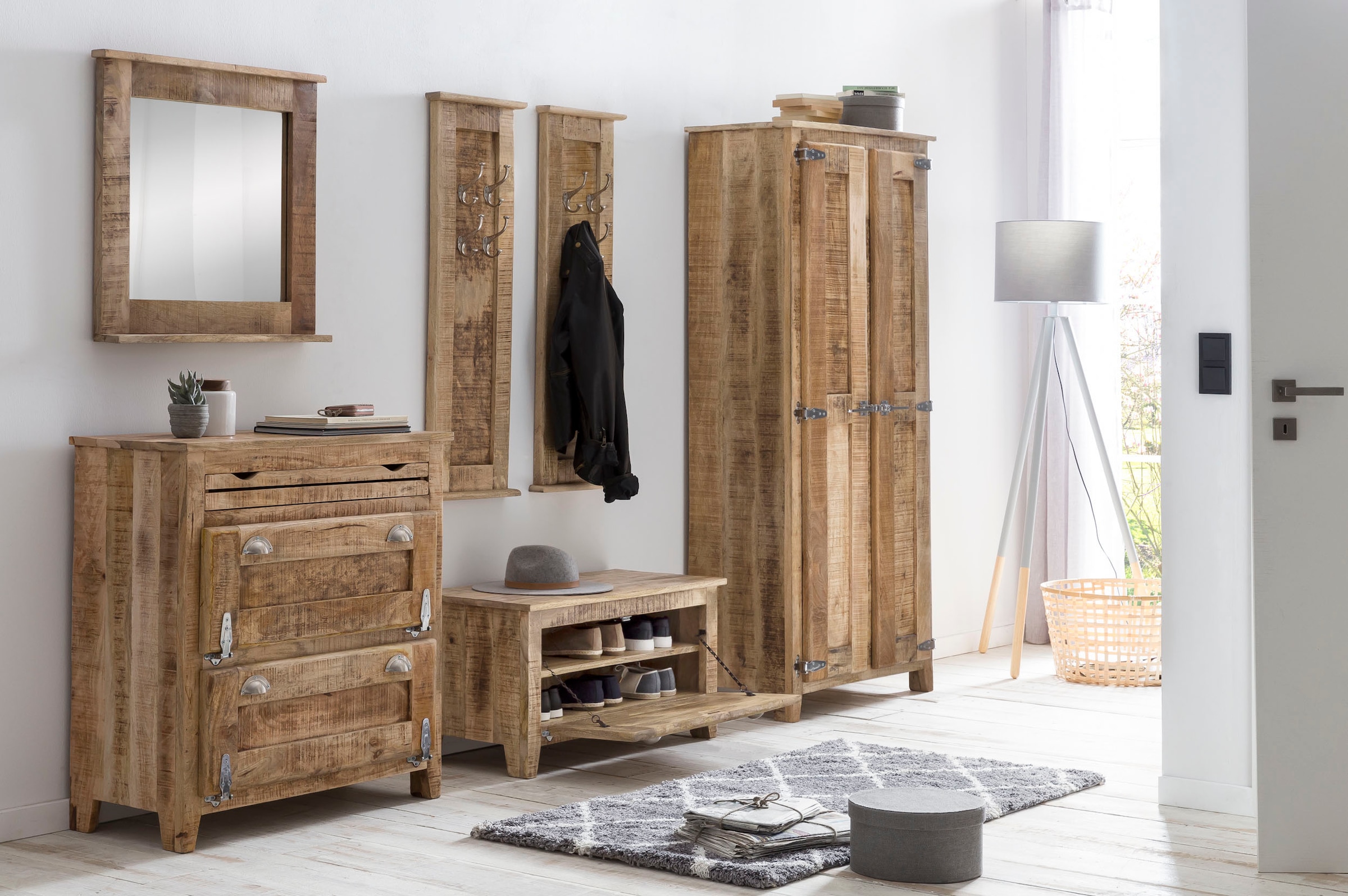 SIT Schuhkommode »Graz Schuhschrank aus Mangoholz mit 2 Klappen, Schublade & Beschlägen« Massives Mangoholz mit 2 Klappen, 1 Schublade & Muschelgriffen