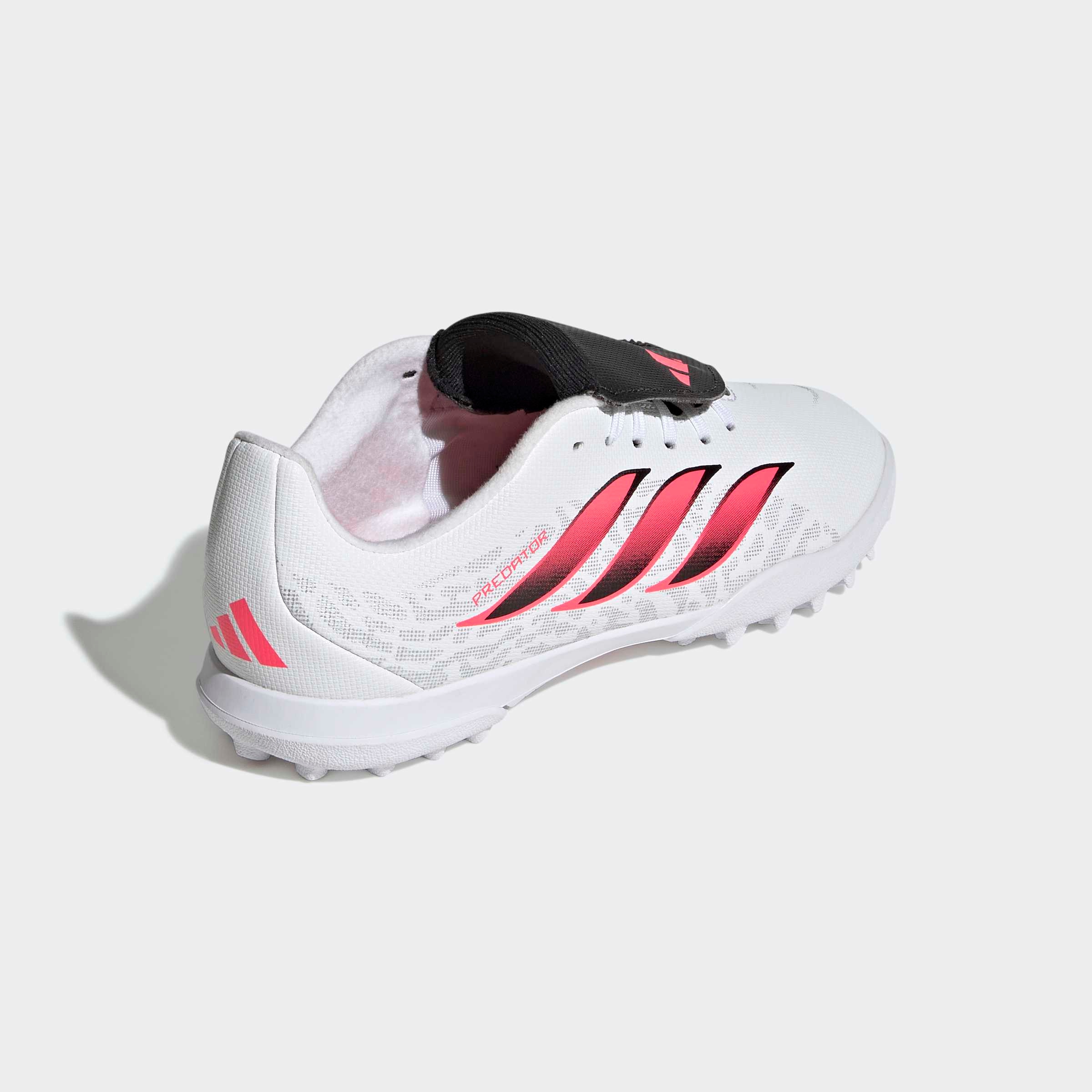 adidas Performance Chaussure de football »PREDATOR CLUB KIDS , HYBRIDRASEN, UMSCHLAGBARE ZUNGE«  pour enfants et adolescents