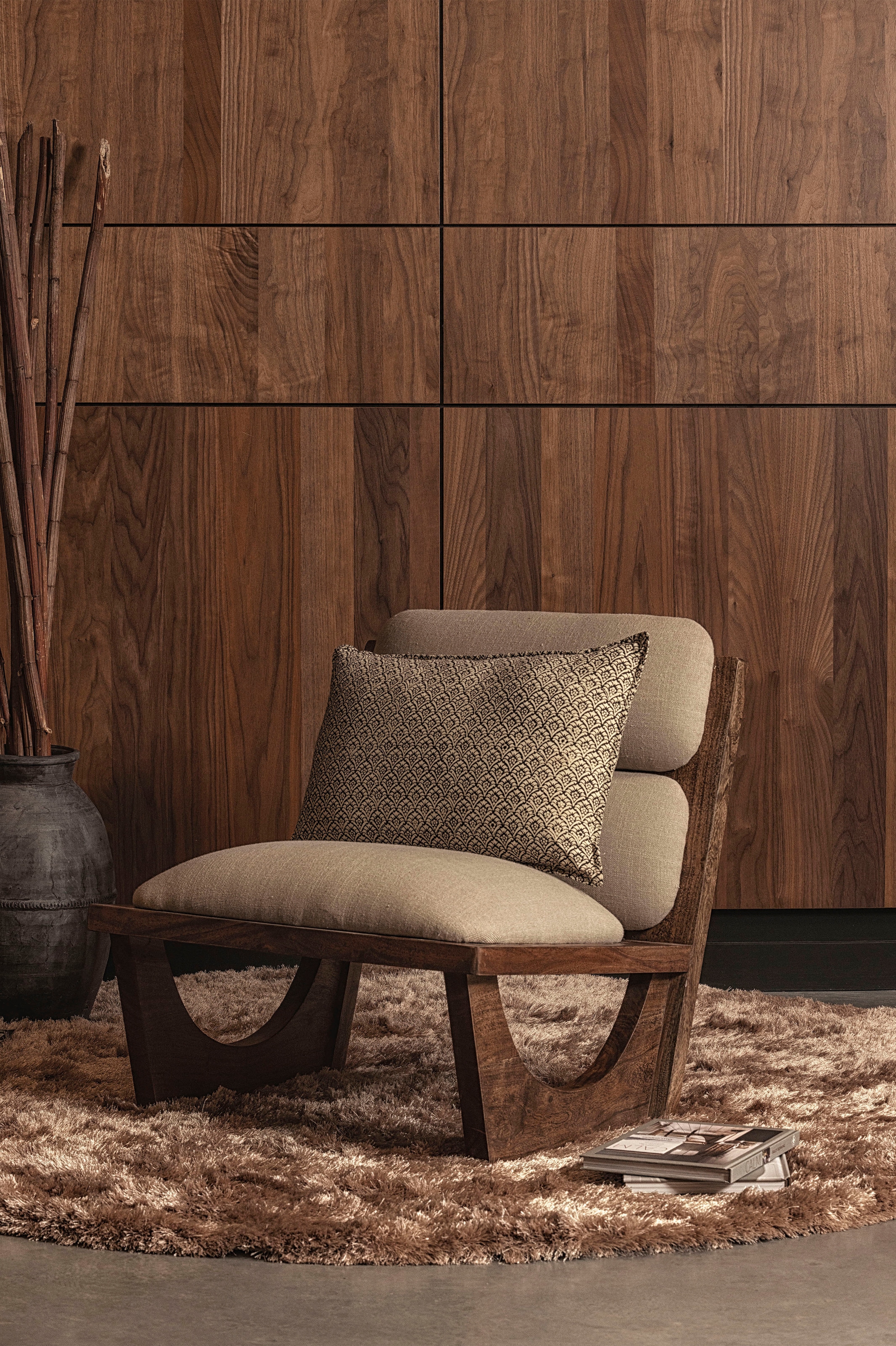 WOOOD Fauteuil lounge »Opulent mit Bouclé-Bezug und Akazienholz-Gestell B 70 x T 80 x H 75 cm« Grain visible, capacité de charge 150 kg, livré entièrement monté