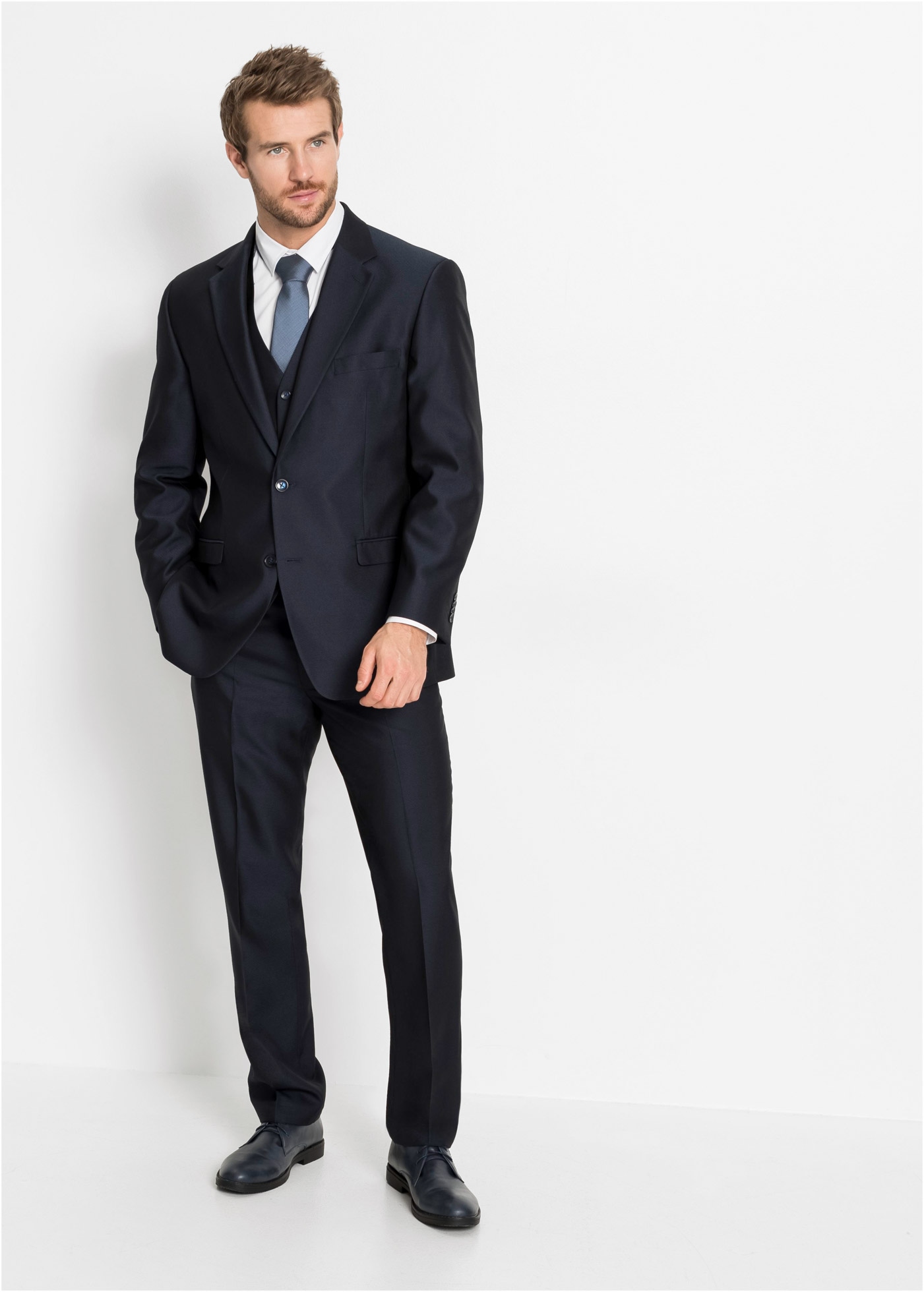 bonprix Anzug Set, 4 tlg. regular fit bestehend aus Sakko mit Reverse, Weste, Flatfront-Hose und Krawatte
