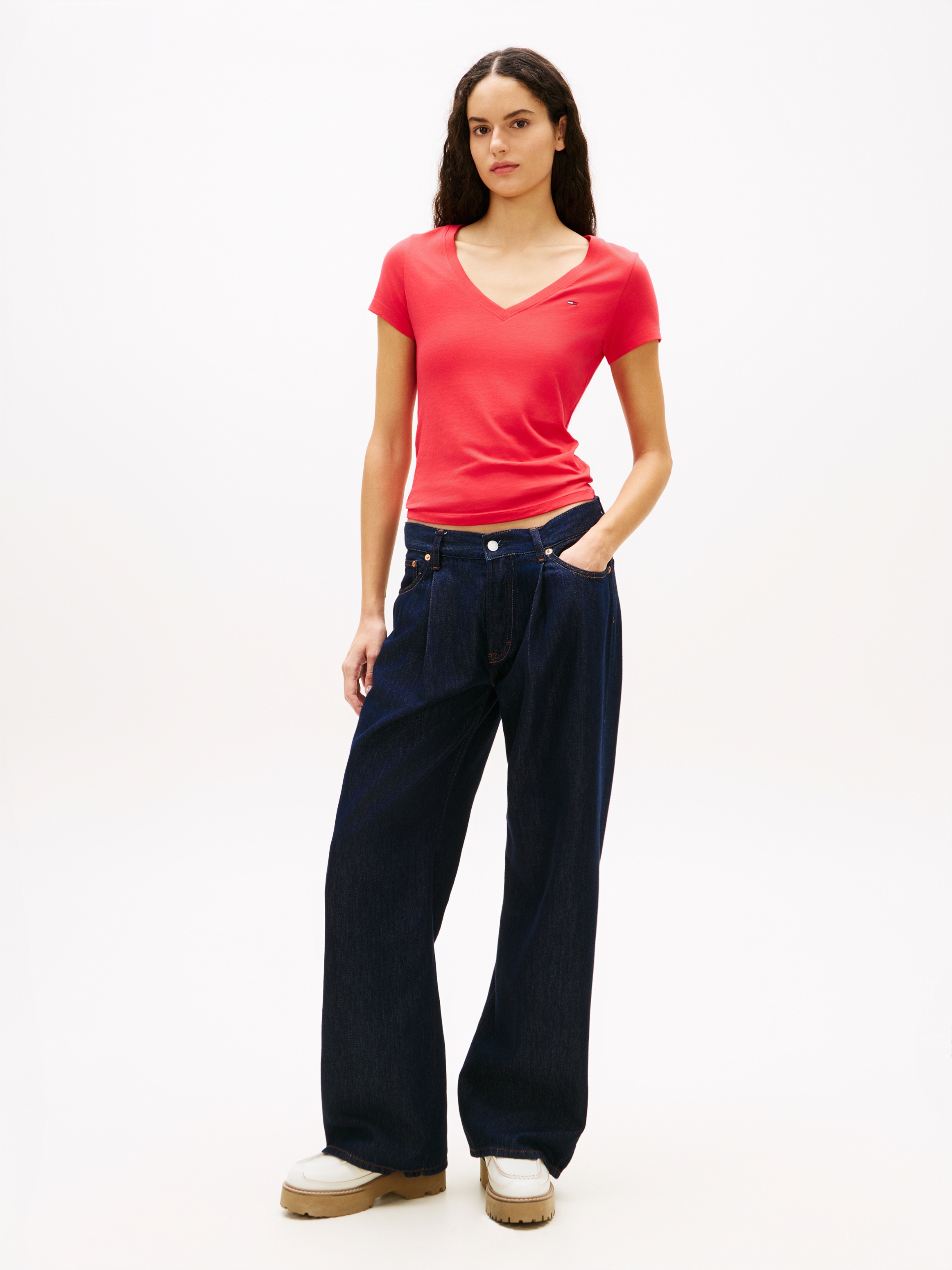 Tommy Jeans Kurzarmshirt »TJW SLIM V-NECK TEE« mit Logo-Stickerei