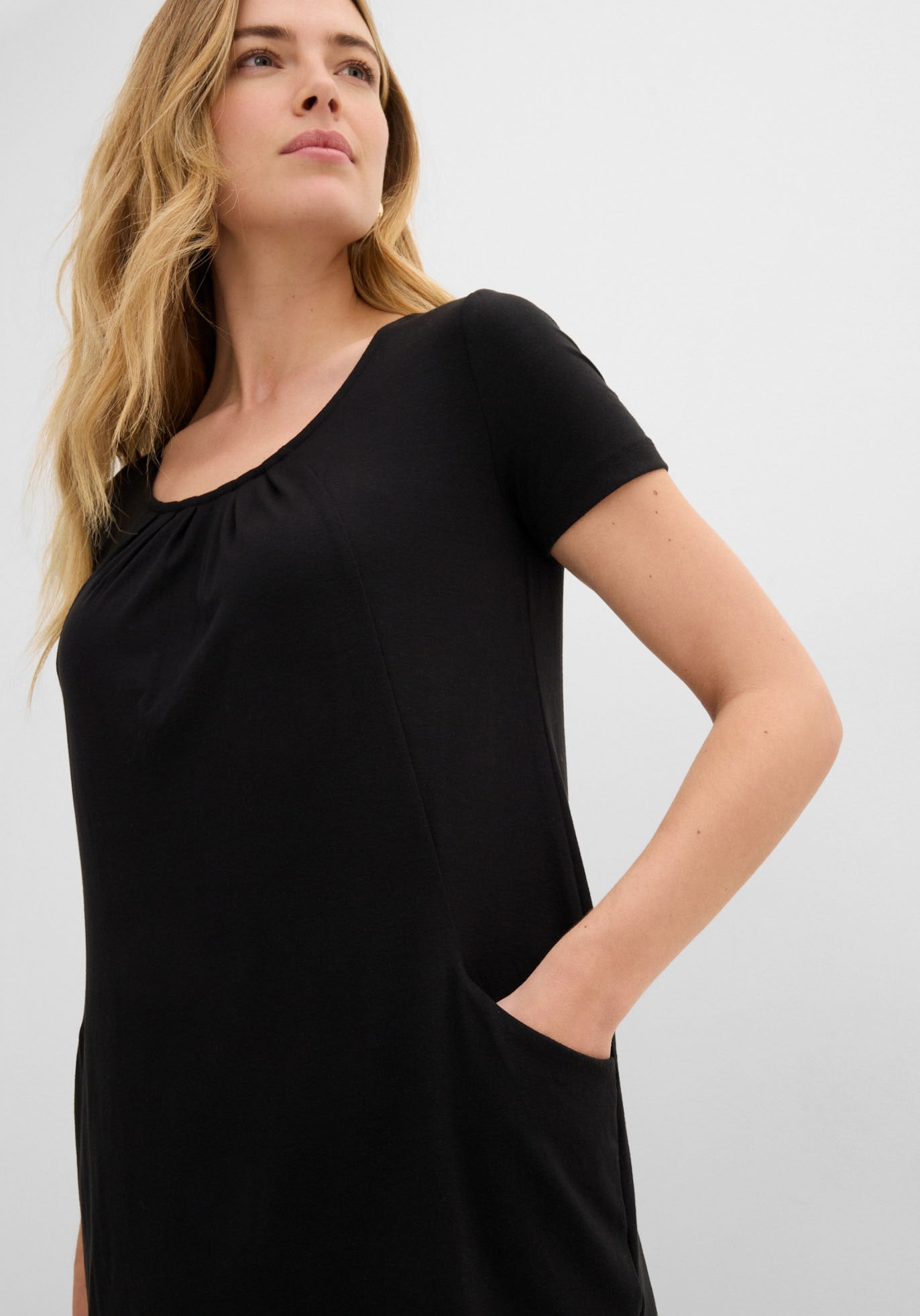 bonprix T-shirt long coupe ajustée, manches courtes, avec poches latérales