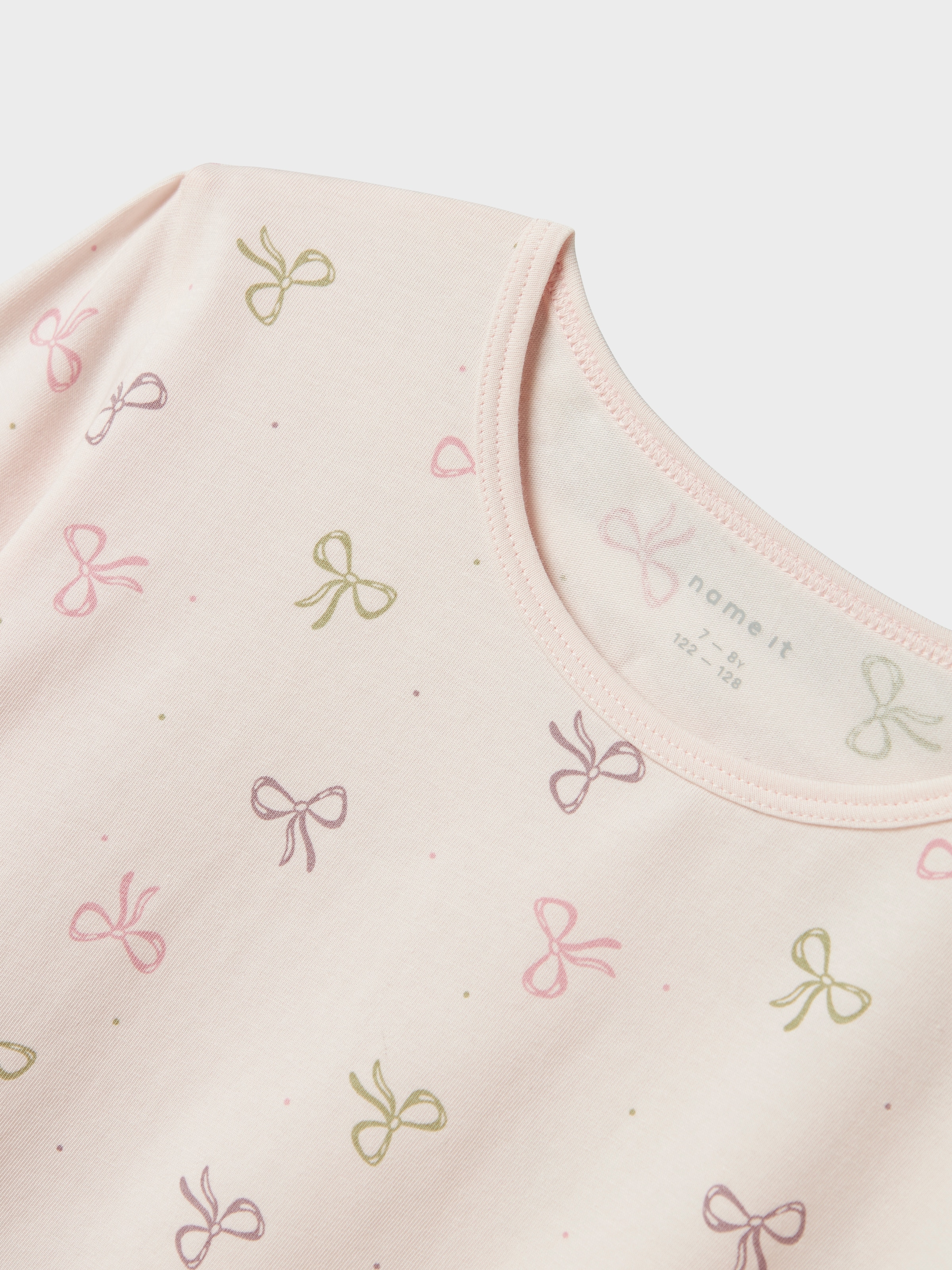 Name It Schlafanzug »NKFNIGHTSET BARELY PINK BOW NOOS« Set, 2 tlg. mit Alloverprint im Oberteil