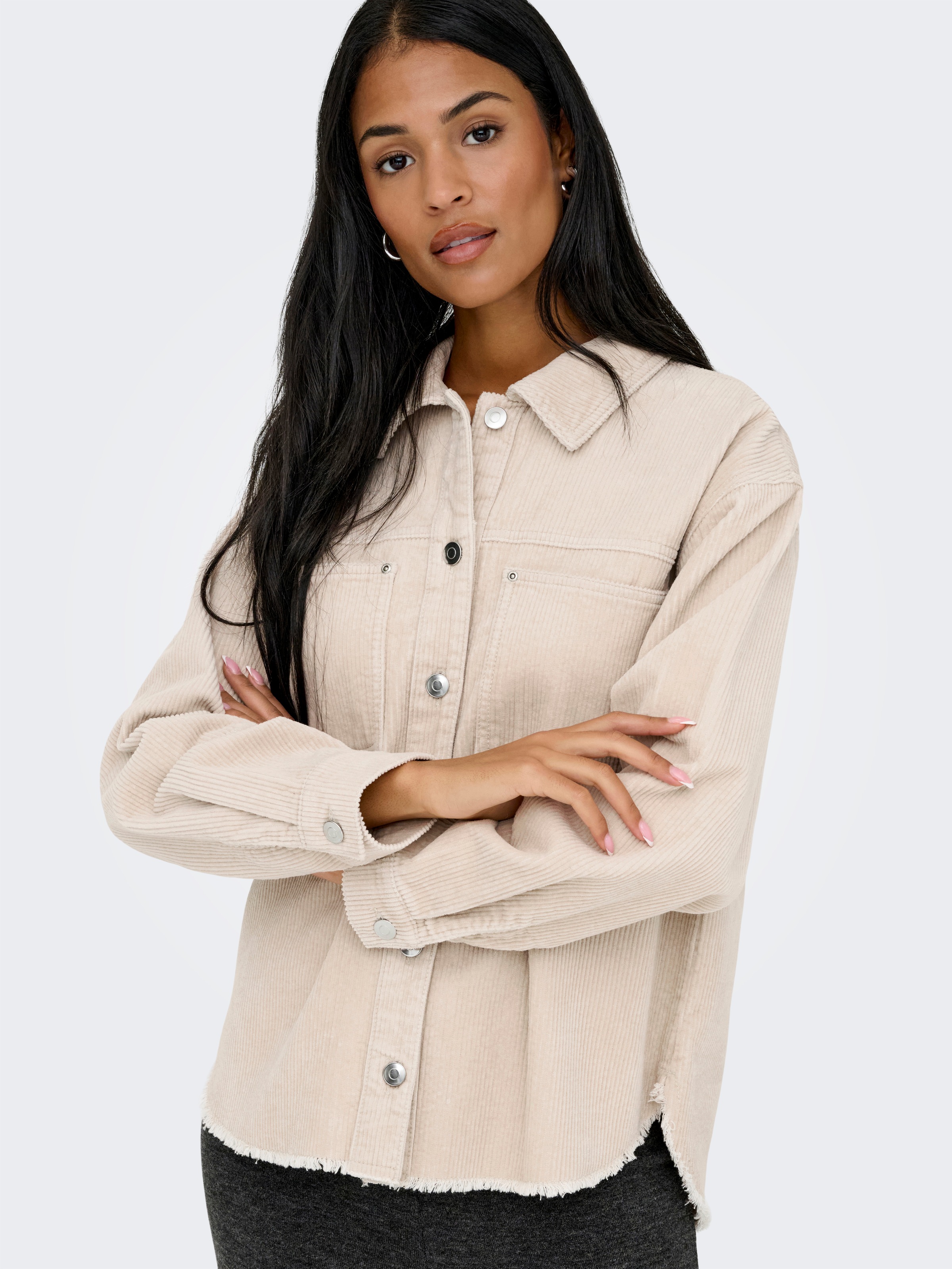 ONLY Blouse chemise »ONLMAIKO-BITTEN L/S CORD SHACKET CC PNT« avec poches poitrine, ourlet légèrement effiloché