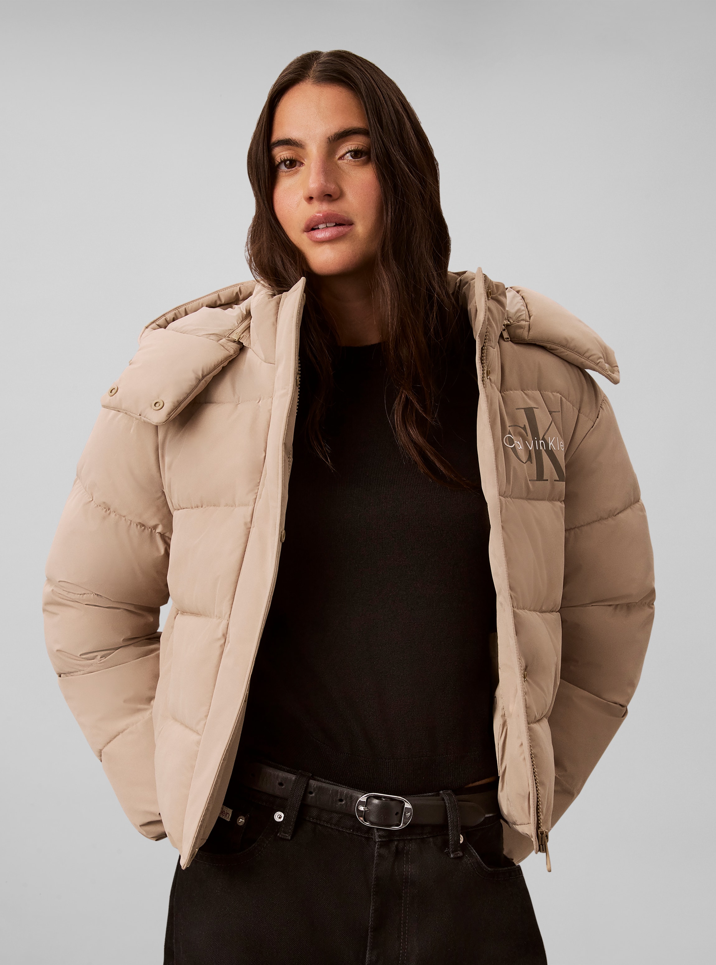 Calvin Klein Jeans Veste matelassée »MATTE MONOLOGO SHORT PUFFER« avec capuche Avec capuche, inscription logo