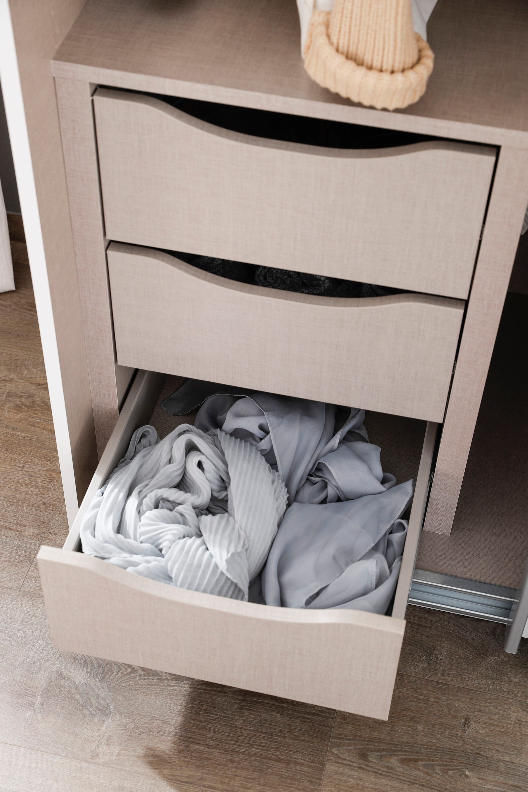 rauch Schwebetürenschrank »Schrank Garderobe Eckkleiderschrank QUADRA Front in Dekor/Hochglanz« Mass 181x187 cm, Höhen 210/229 cm, inkl. Soft-Close-Funktion,  extra grosser Eckschrank inkl. Schubladeneinsatz MADE IN GERMANY