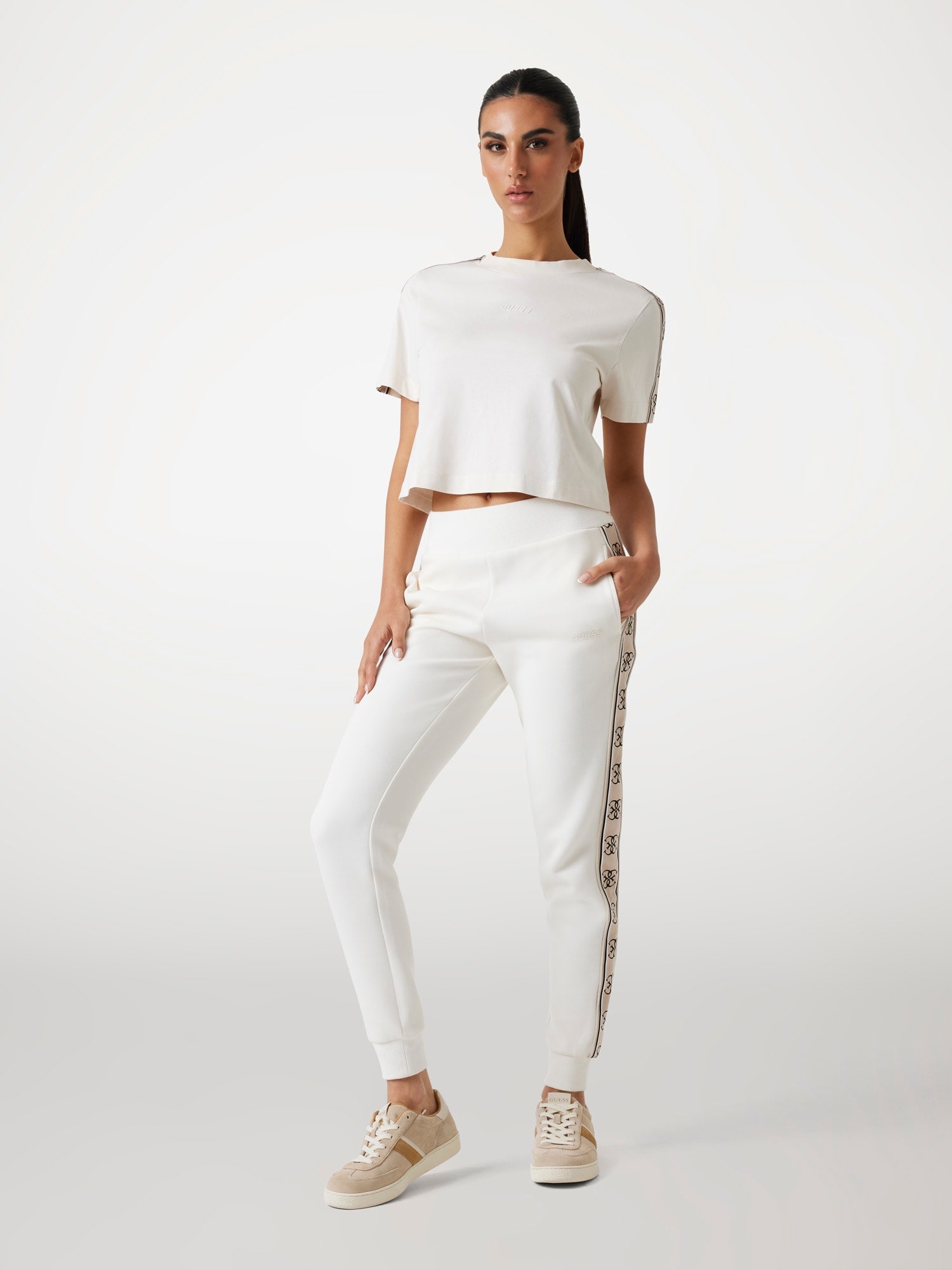 Guess T-shirt »BRITNEY CROP TEE« avec bande logo, coupe boxy