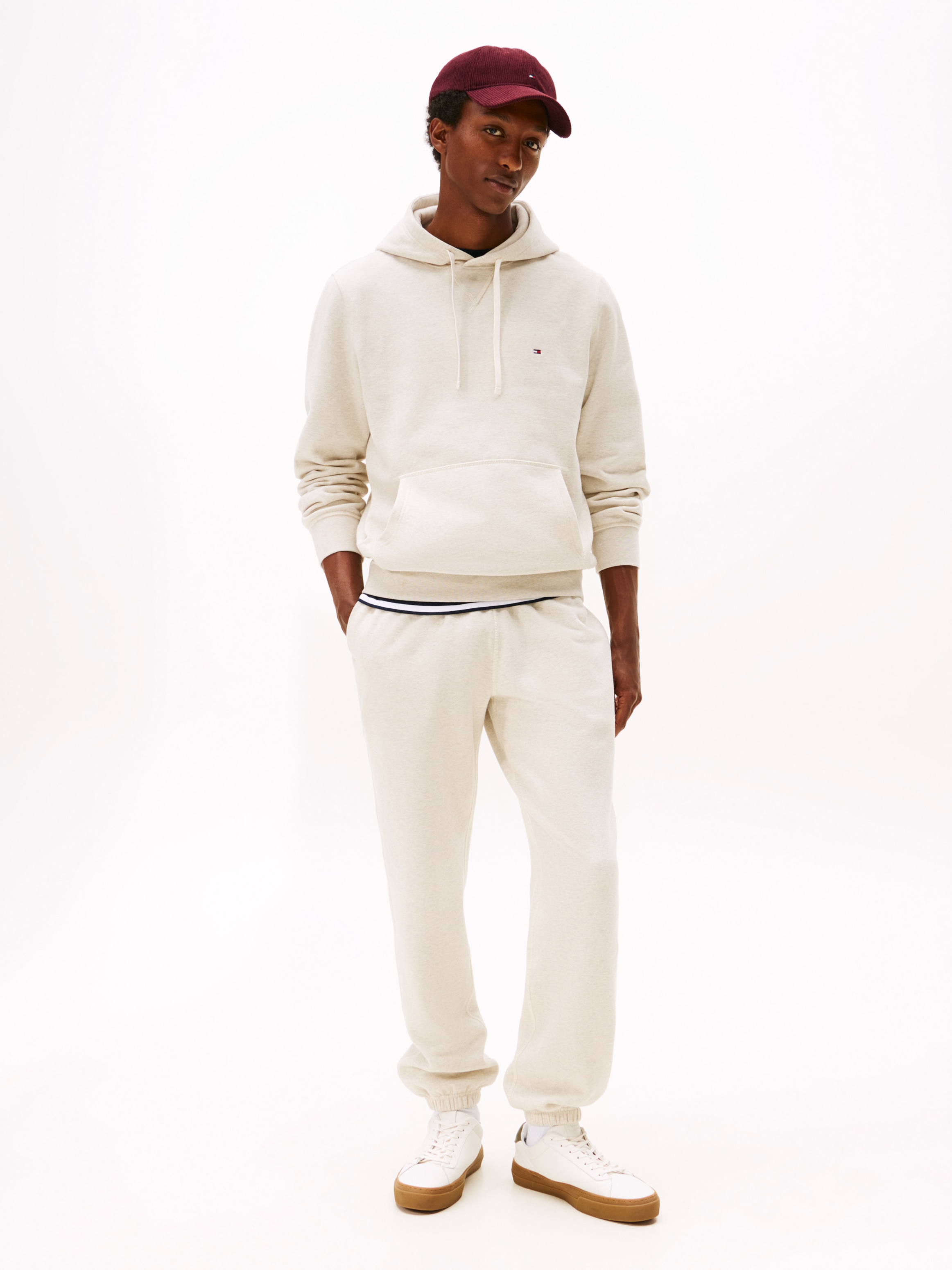 Tommy Hilfiger Hoodie »ESS SEASONAL FLEECE HOODY mit Kapuze und Kängurutasche«, unifarben, casual, regular fit, Baumwollmix, Kapuze
