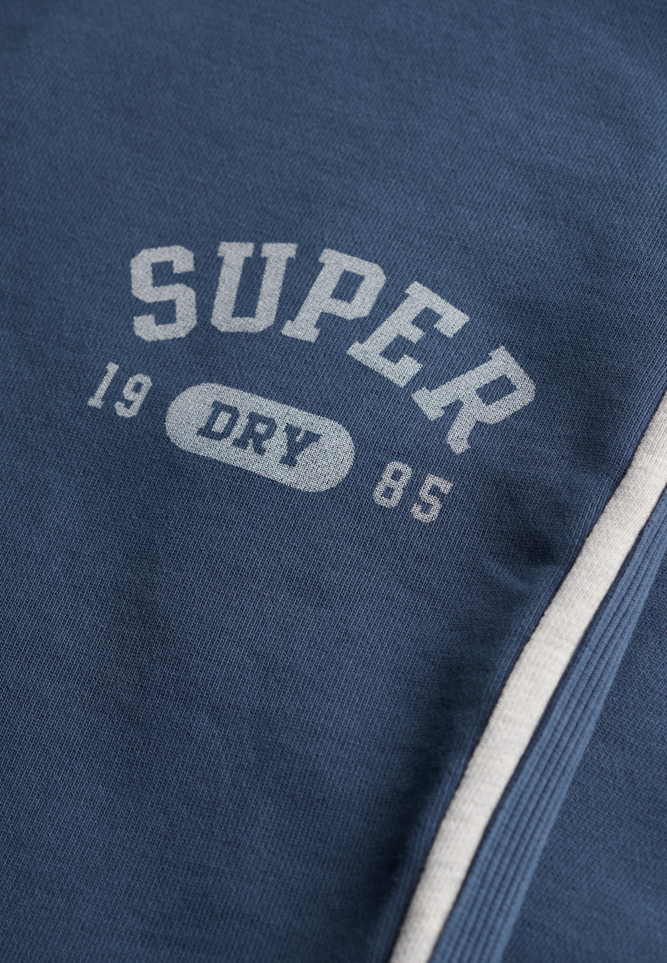 Superdry Sweatshorts »ATH ESS SHORT«  en coton et polyester, Loose Fit, avec cordon de serrage, aspect chiné