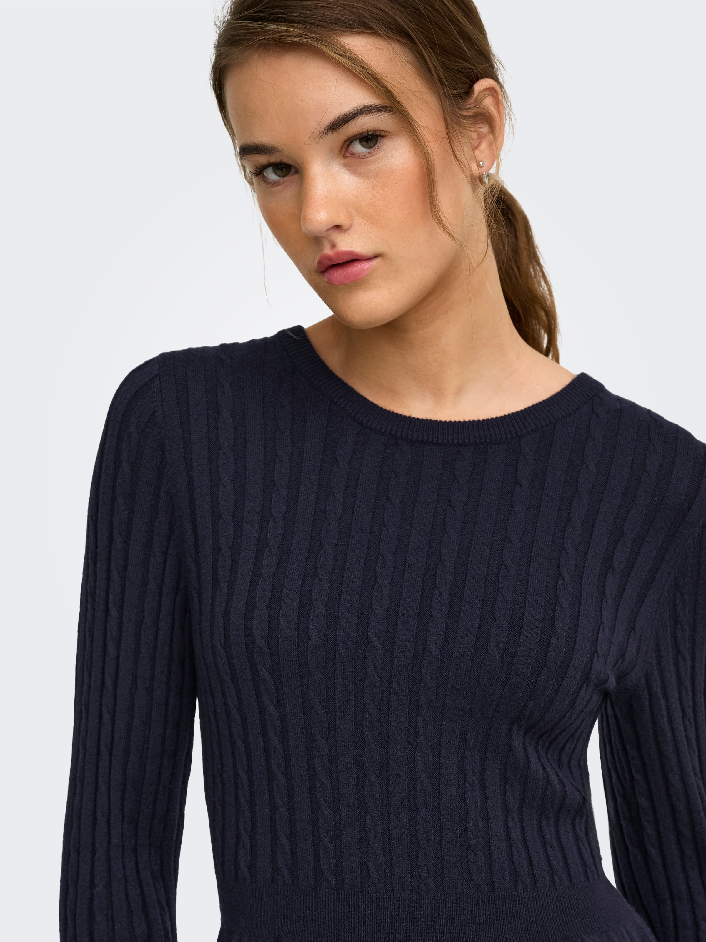 ONLY Robe en tricot »ONLFIA LS CABLE DRESS KNT« mélange viscose, coupe régulière