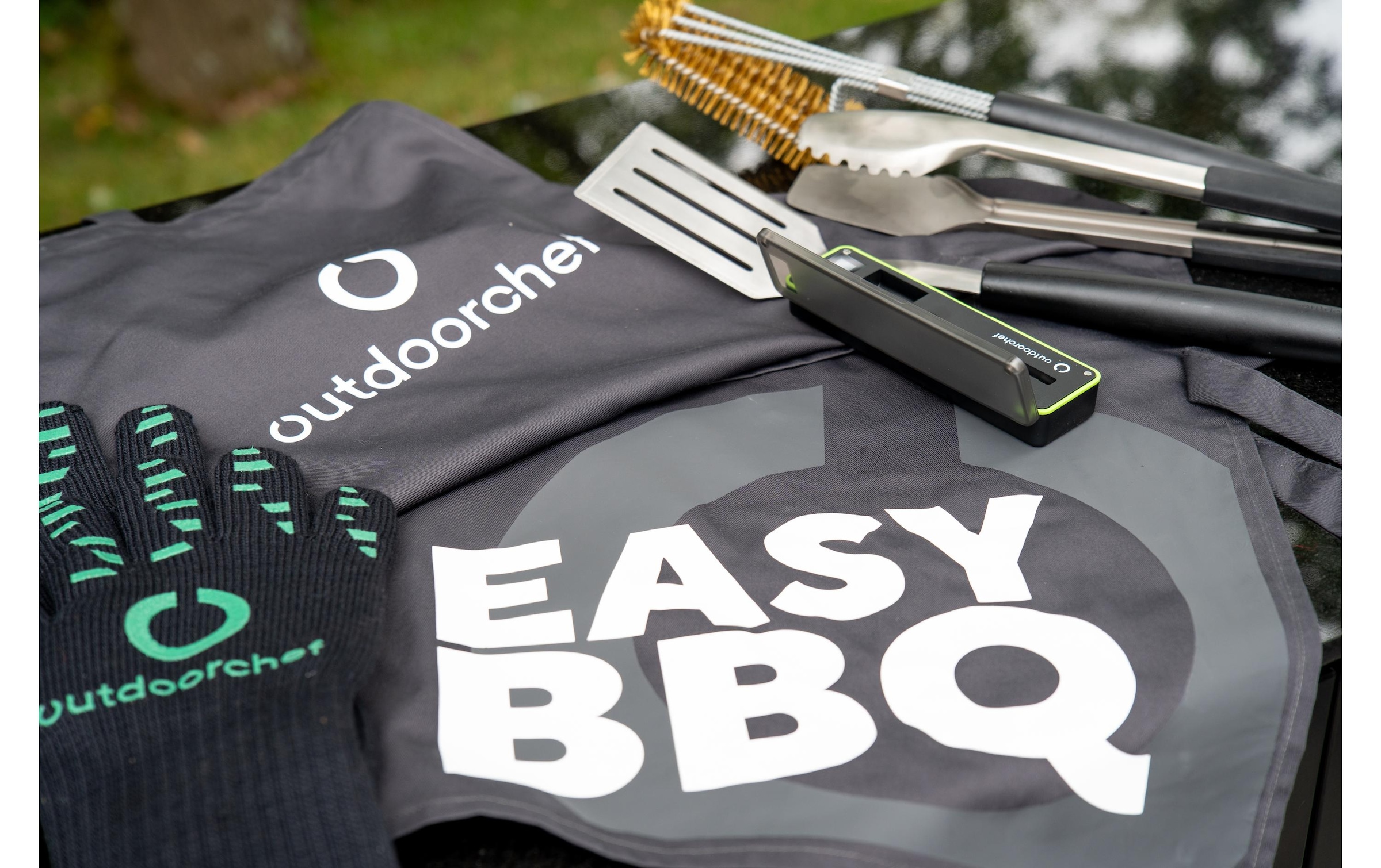 OUTDOORCHEF Set de couverts à barbecue »Outdoorchef Easy BBQ Box« set de démarrage barbecue avec thermomètre, tablier et couverts en acier inoxydable