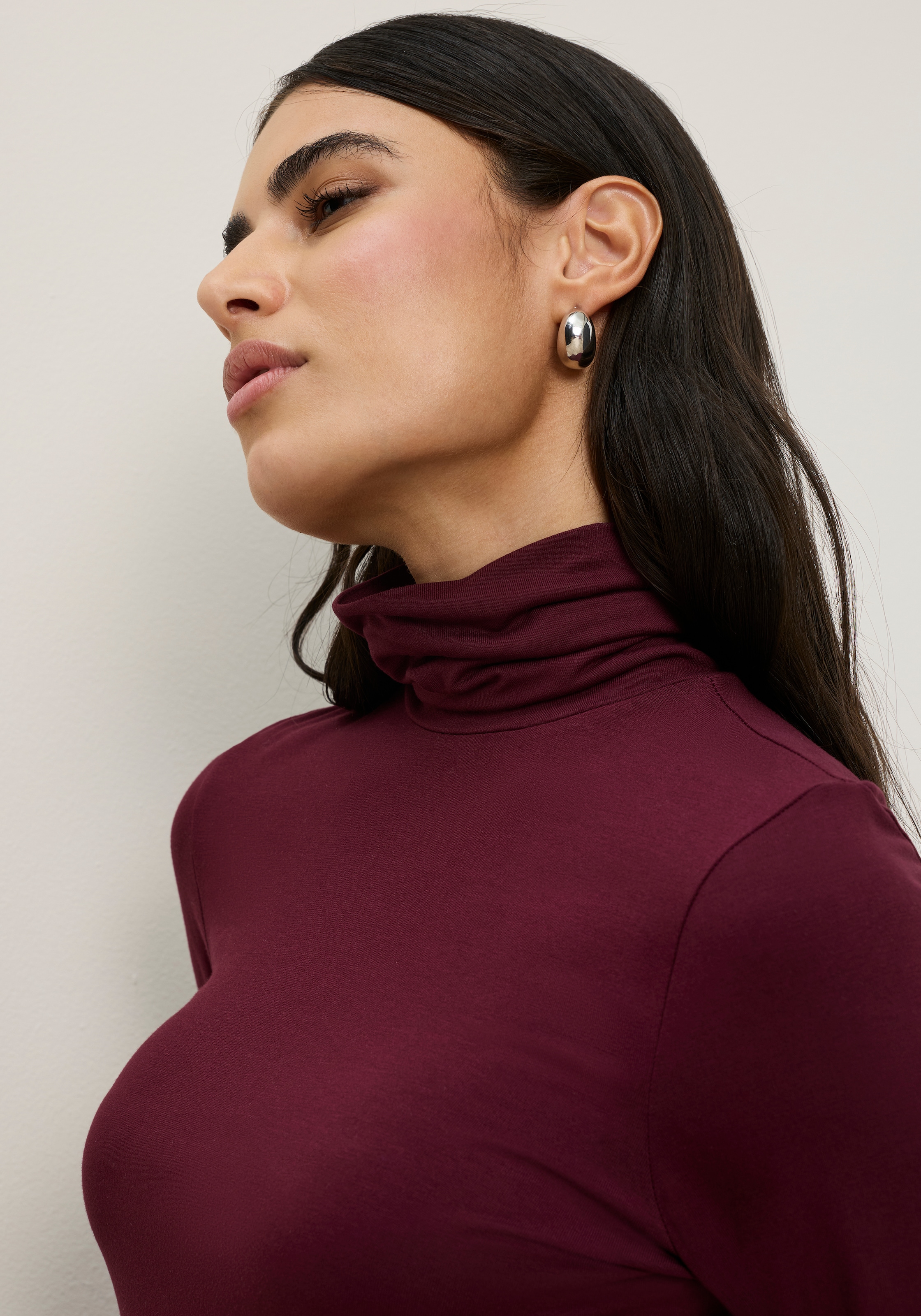Tamaris Rollkragenshirt »mit figurbetontem Schnitt, aus fliessender Viskose-Qualität« Langarm,  Basic, aus elastischem Material