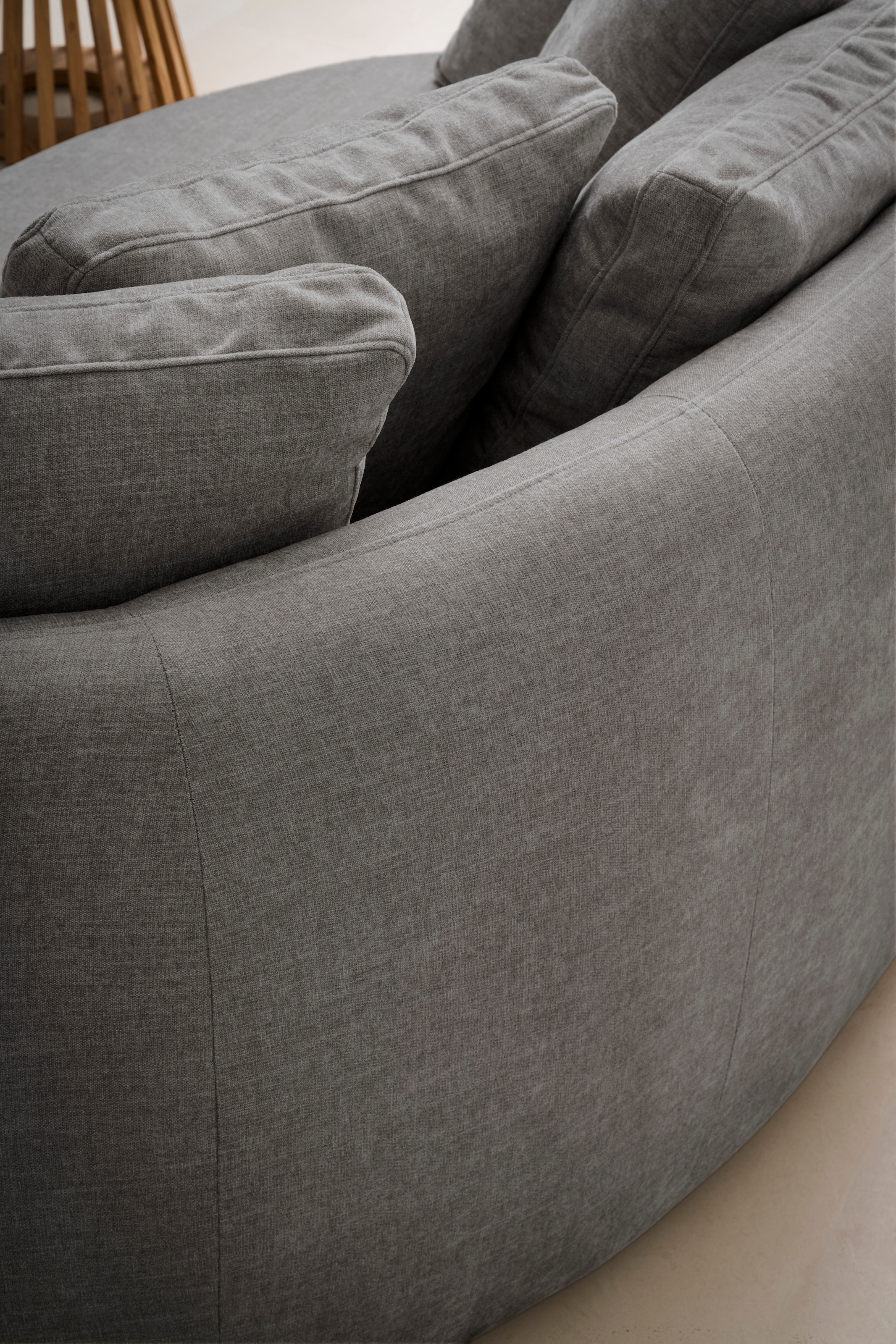 GOODproduct 2,5-Sitzer »Kaarl, rundes Loungesofa, Sofa mit Kissen, perfekt gepolstert« Webstoff, in fünf Farben, zeitloses Design, inkl. 5 Rückenkissen