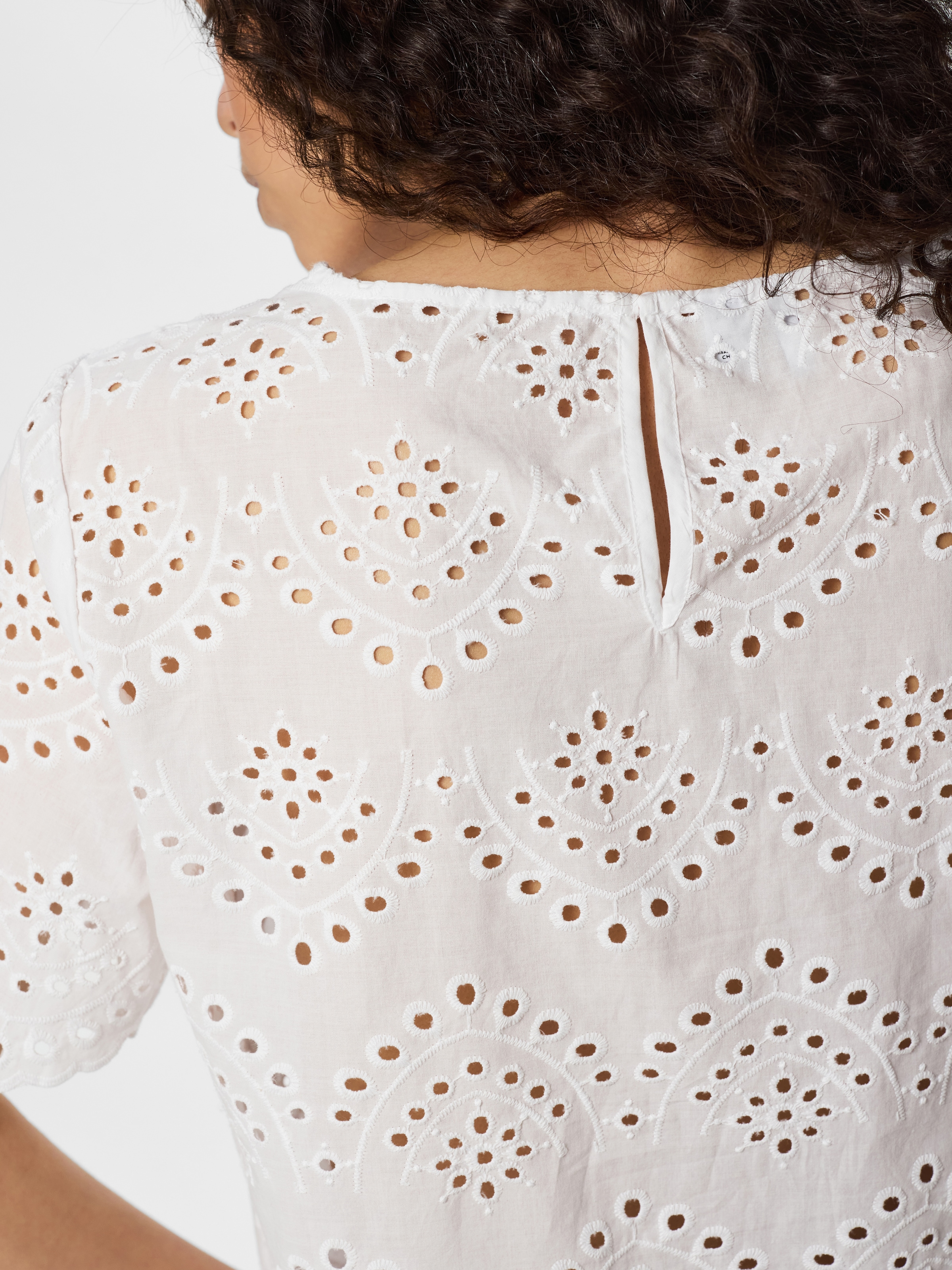 pieces Haut de chemise »PCVILDE SS TOP WVN NOOS« avec broderie ajourée intégrale