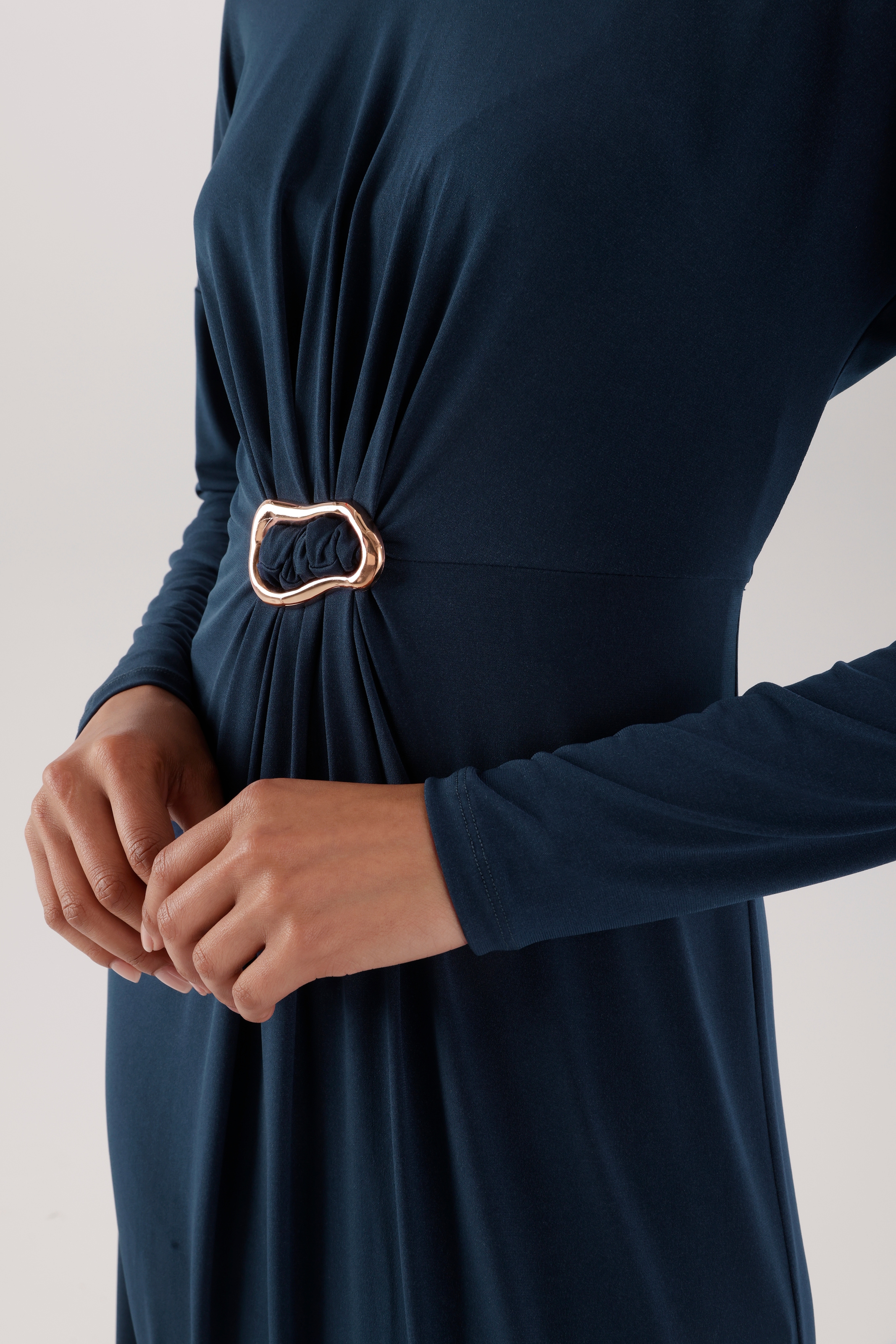 Aniston SELECTED Maxi robe fronces flatteuses avec broche décorative - NOUVELLE COLLECTION