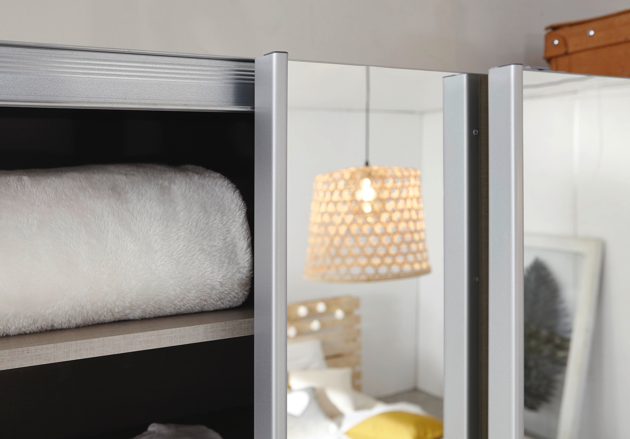 rauch Schwebetürenschrank »Kleiderschrank Schrank Garderobe REFLECT« inkl. praktischer Innenausstattung mit 2 Stoffboxen MADE IN GERMANY