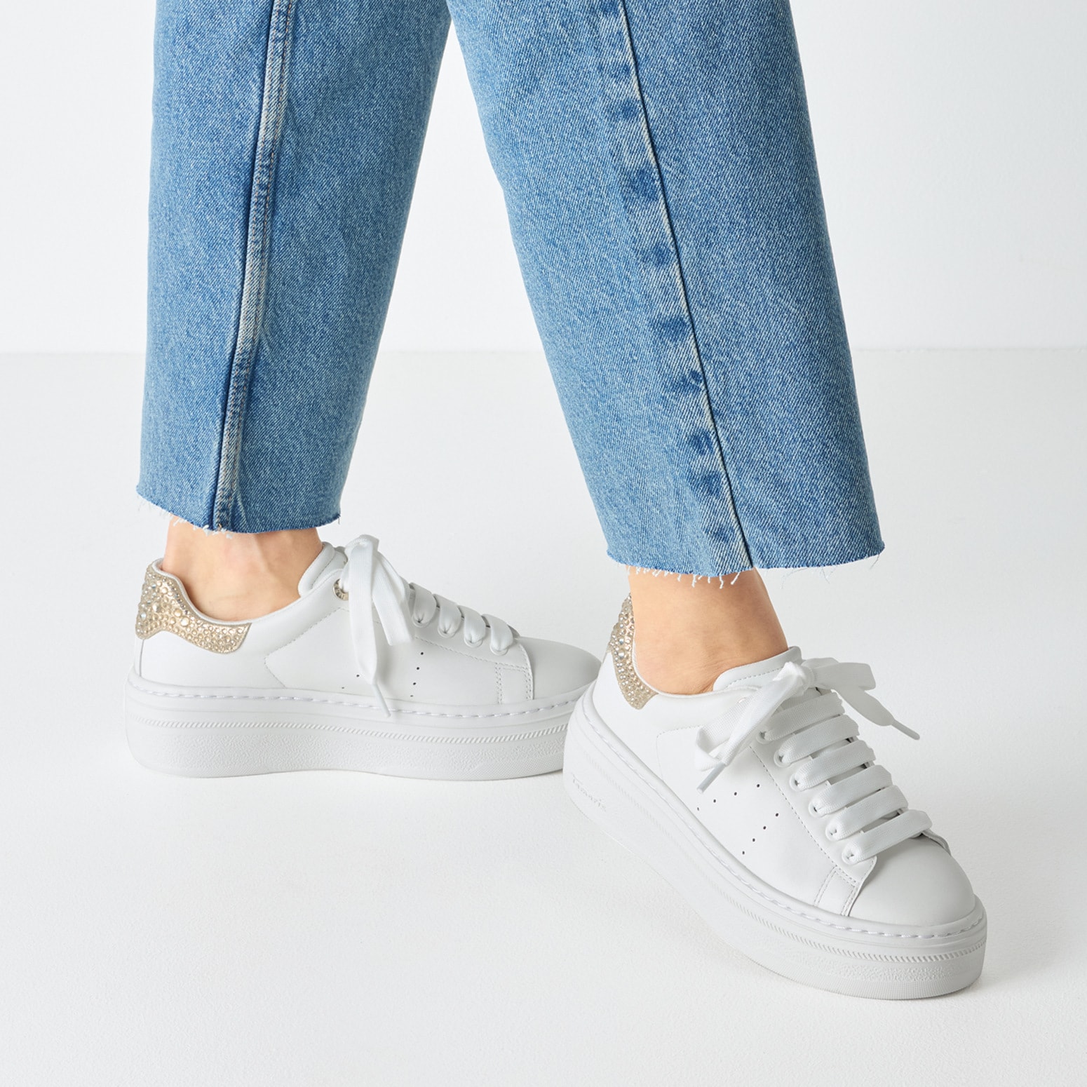 Tamaris Baskets à plateforme  , Schnürschuh, Halbschuh mit auffälligen Schmucksteinen an der Ferse