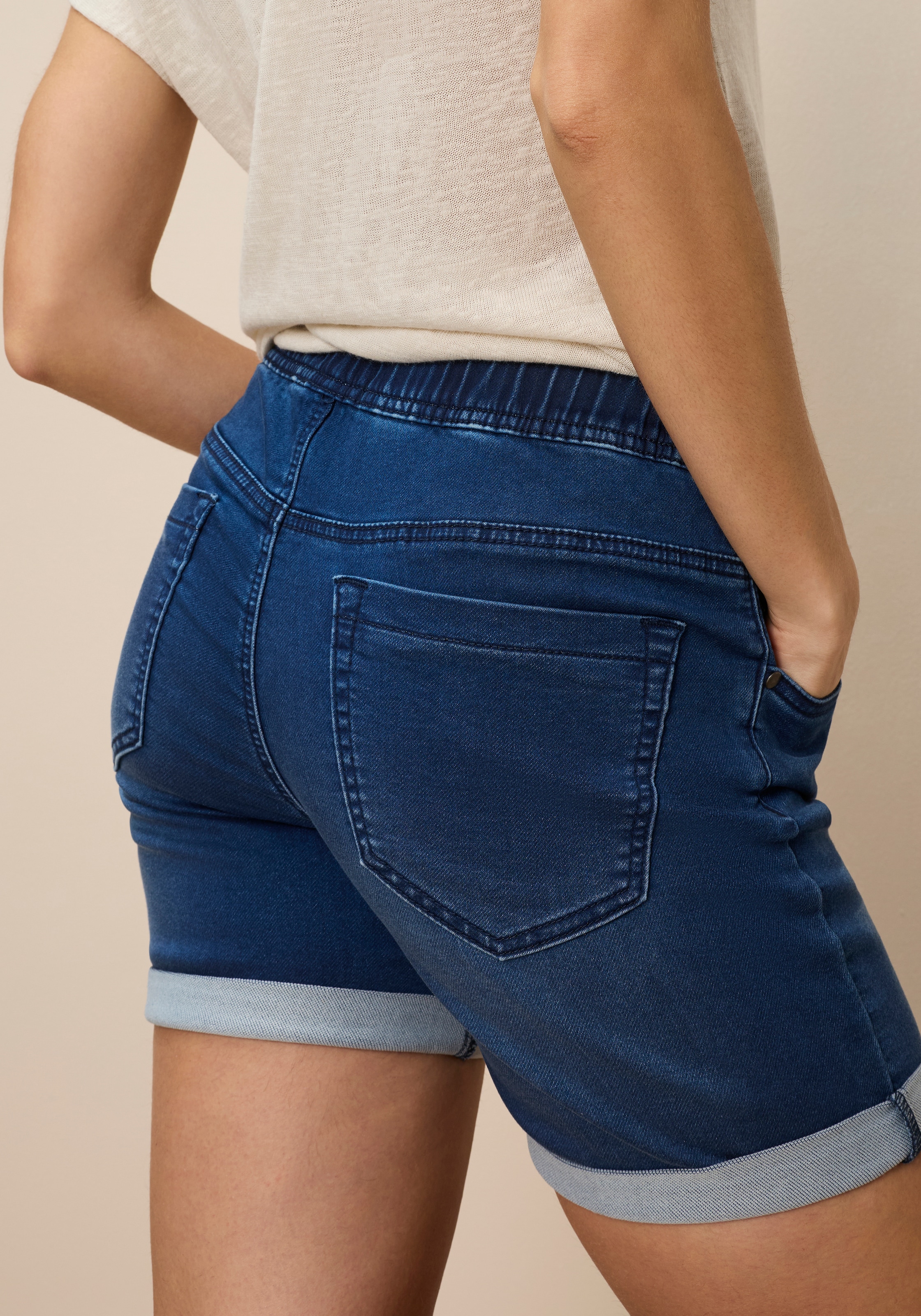 Arizona Jeansshorts figurnah, normale Leibhöhe, mit Bindebändern am Bund