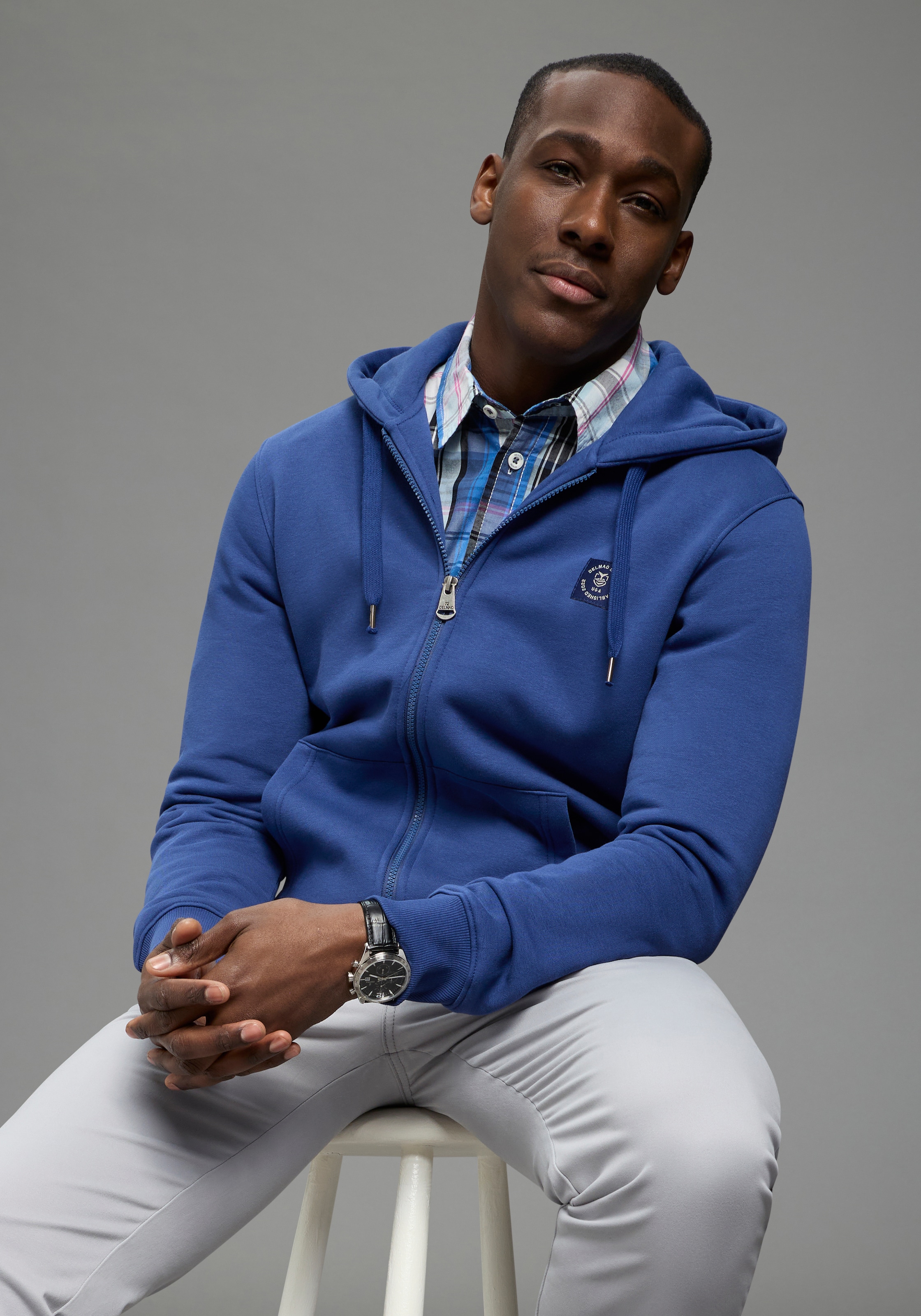 DELMAO Sweatjacke mit Kapuze, mit Kordelzug, aus angerauter Sweatware, mit Langarm