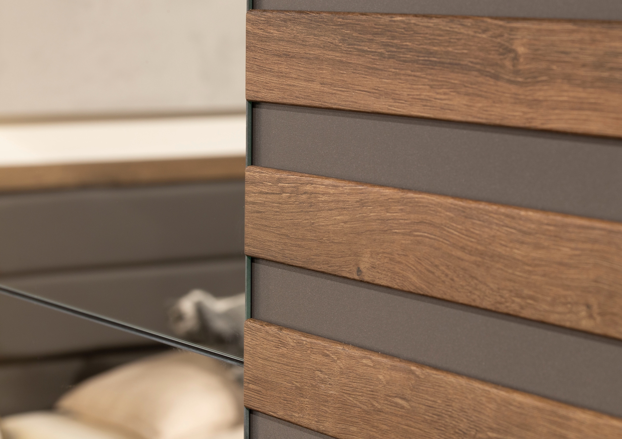 rauch Schwebetürenschrank »Kleiderschrank Schrank Garderobe Schlafzimmerschrank BAREA« Front- Auflage in moderner Lamellen-Optik und Spiegel MADE IN GERMANY