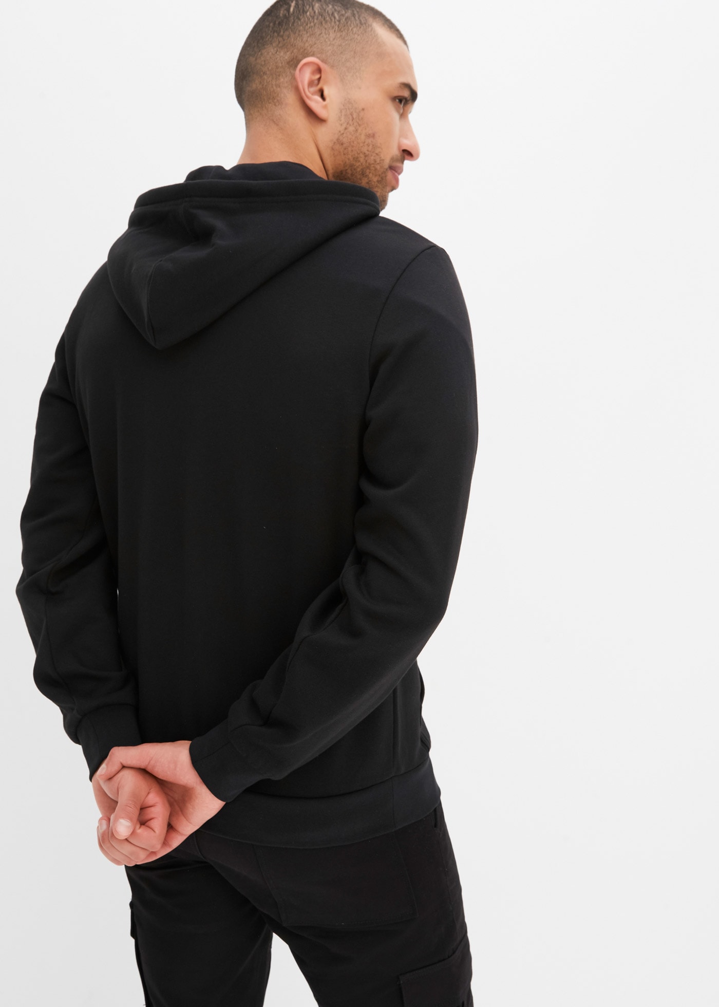 bonprix Sweat à capuche »Kapuzen-Sweatjacke mit Reissverschluss« avec capuche, fermeture éclair, poches kangourou, Regular Fit