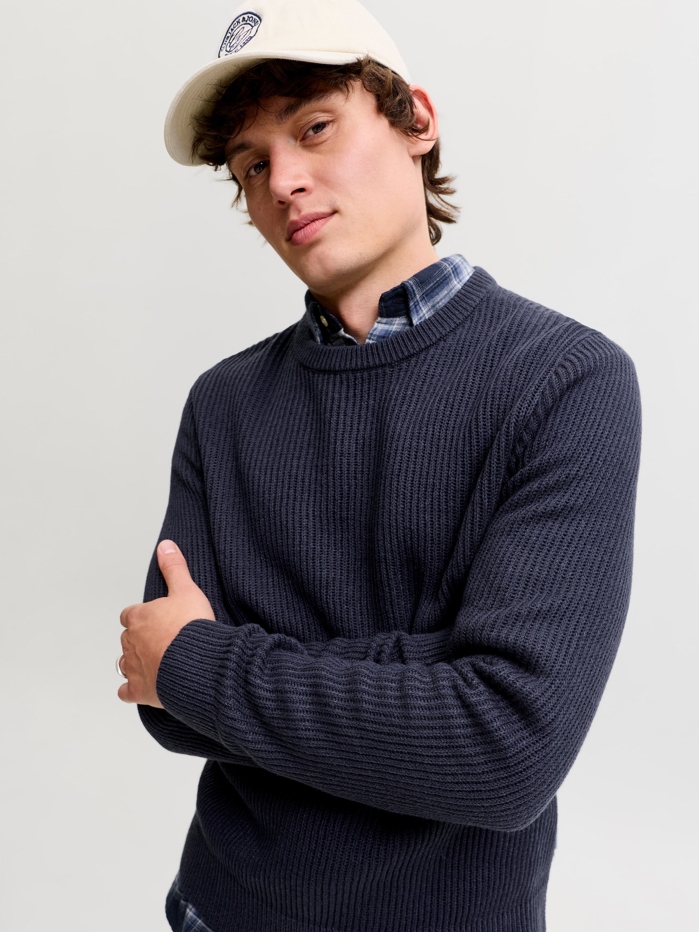Jack & Jones Pull à col rond »JJPANNEL KNIT CREW NECK AW26« mélange de matériaux, coupe régulière