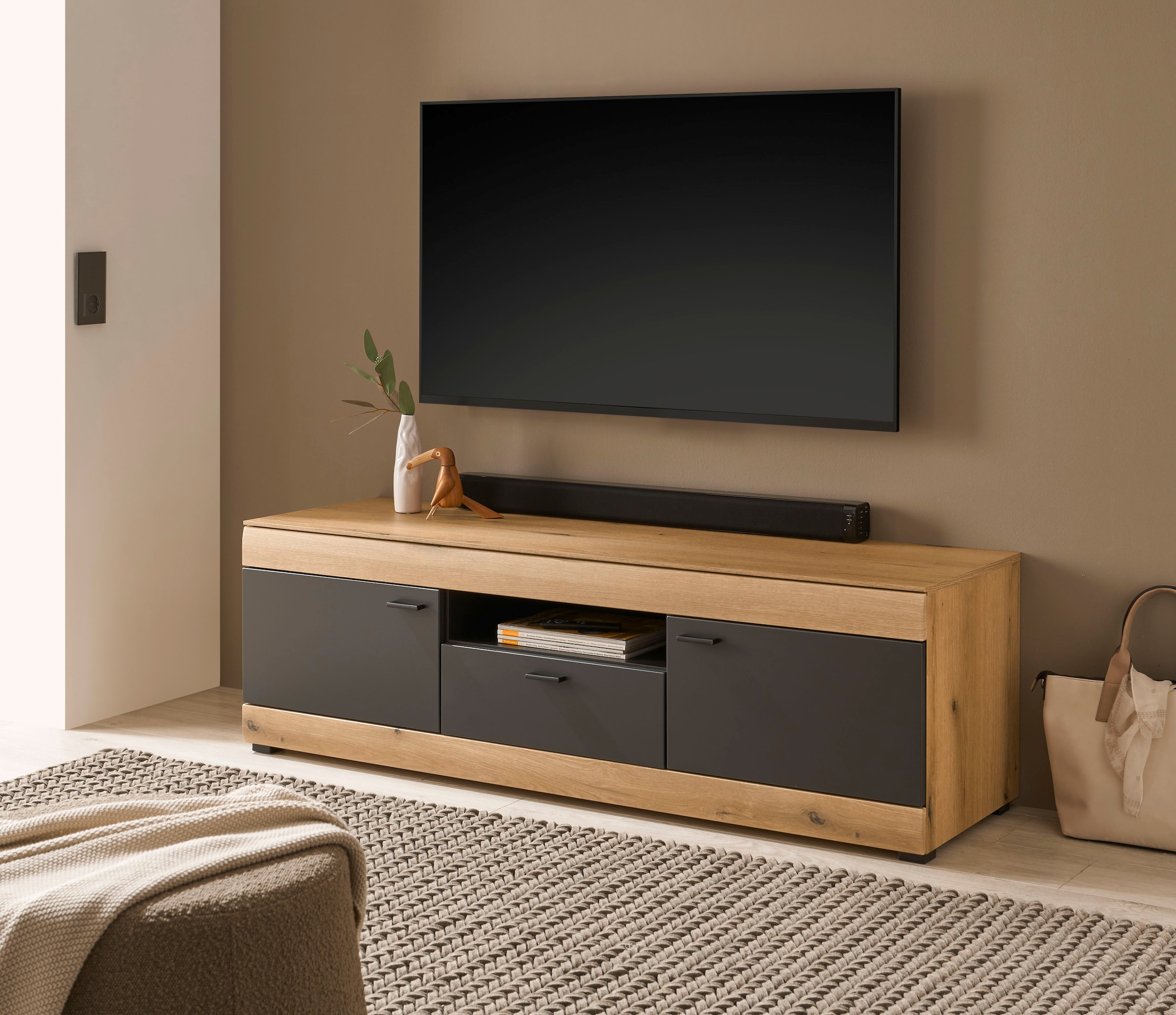Home affaire Table basse »Soleto, moderner TV-Schrank, Kommode, TV-Unterschrank« zeitlos, schwarze Griffe aus Metall, ausreichend Stauraum